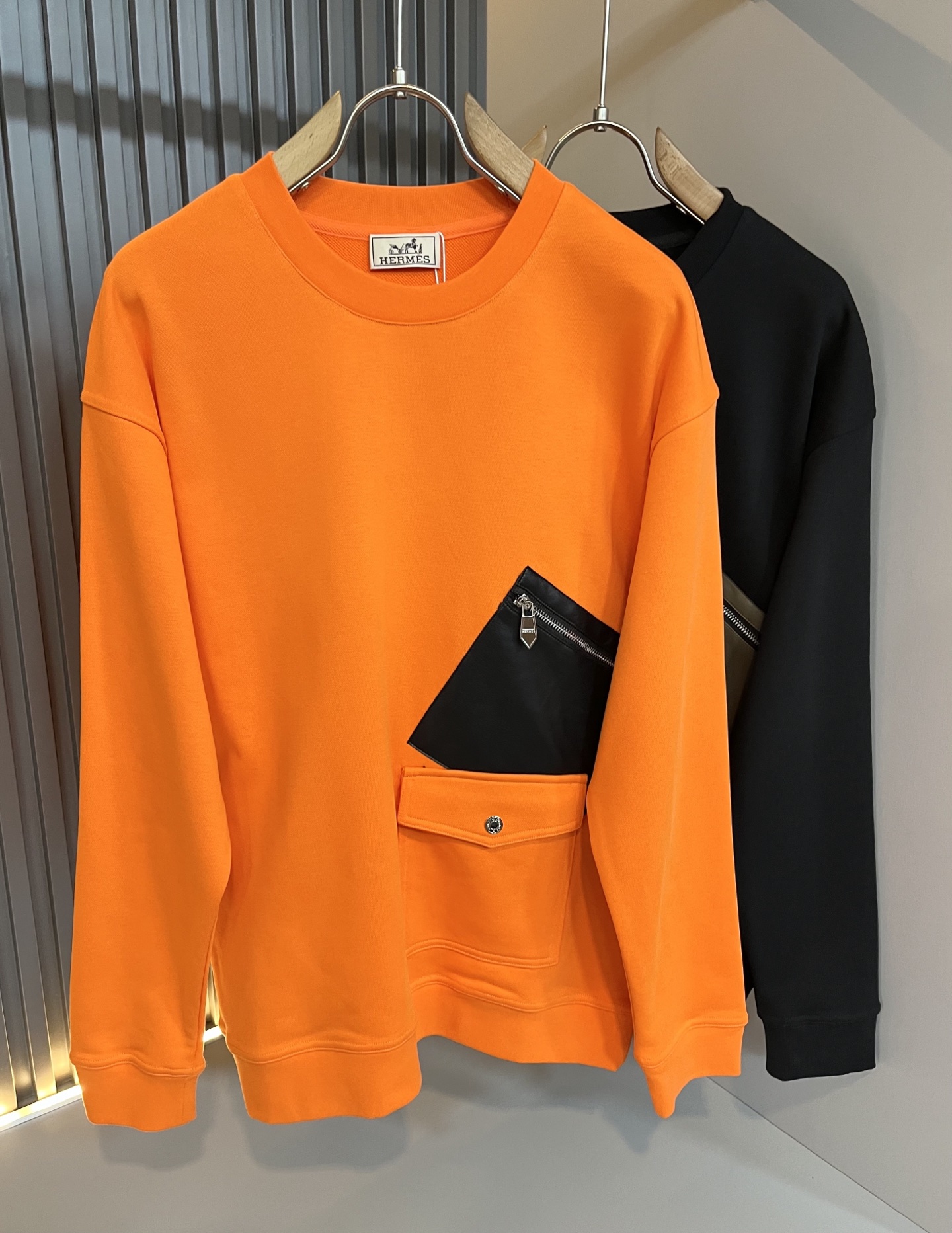 NO:599398,Her*mes 2025 autumn and winter new style sweatshirts for men and women, newly upgraded and versatile basic style, low-key luxury, the choice of quality!  Made of high-quality selected pure cotton, it has good hygroscopicity, is comfortable and breathable, allows you to enjoy a relaxed wearing experience, and has super vertical performance. The iconic logo pocket leather design has a strong sense of art, with meticulous craftsmanship and high recognition, showing a new brand micro-branding culture!  Classic and perfect design, precise cutting. Simple and elegant style, but also able to show fashionable charm in daily casual life. Sizes S-XL, hoodie, sweatshirts, alexander wang19860909Her*mes爱*仕2025秋冬新款男女同款卫衣,全新升级百搭基础款,低调奢华,品格之选！甄选优质精选纯棉打造而成,吸湿性好,舒适透气,享受轻松自在的穿着体验,有着超强的垂直性能 艺术感极强标志性logo口袋皮革设计,工艺细致,辨识度极高,展现全新品牌微标文化！经典完美版型设计,在裁剪上精准到位.简约大气风格,又能在日常休闲生活中展现时尚魅力.尺码S-XL,,hoodie,sweatshirts,alexander wang,Men's clothing