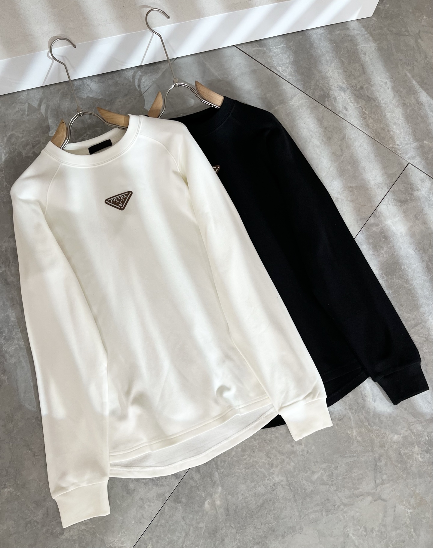 PRAD*A普*达2025秋冬新款男士长袖打底衫，最新款全网独家首上！！~既经典有时尚百搭，谁不爱啊，将