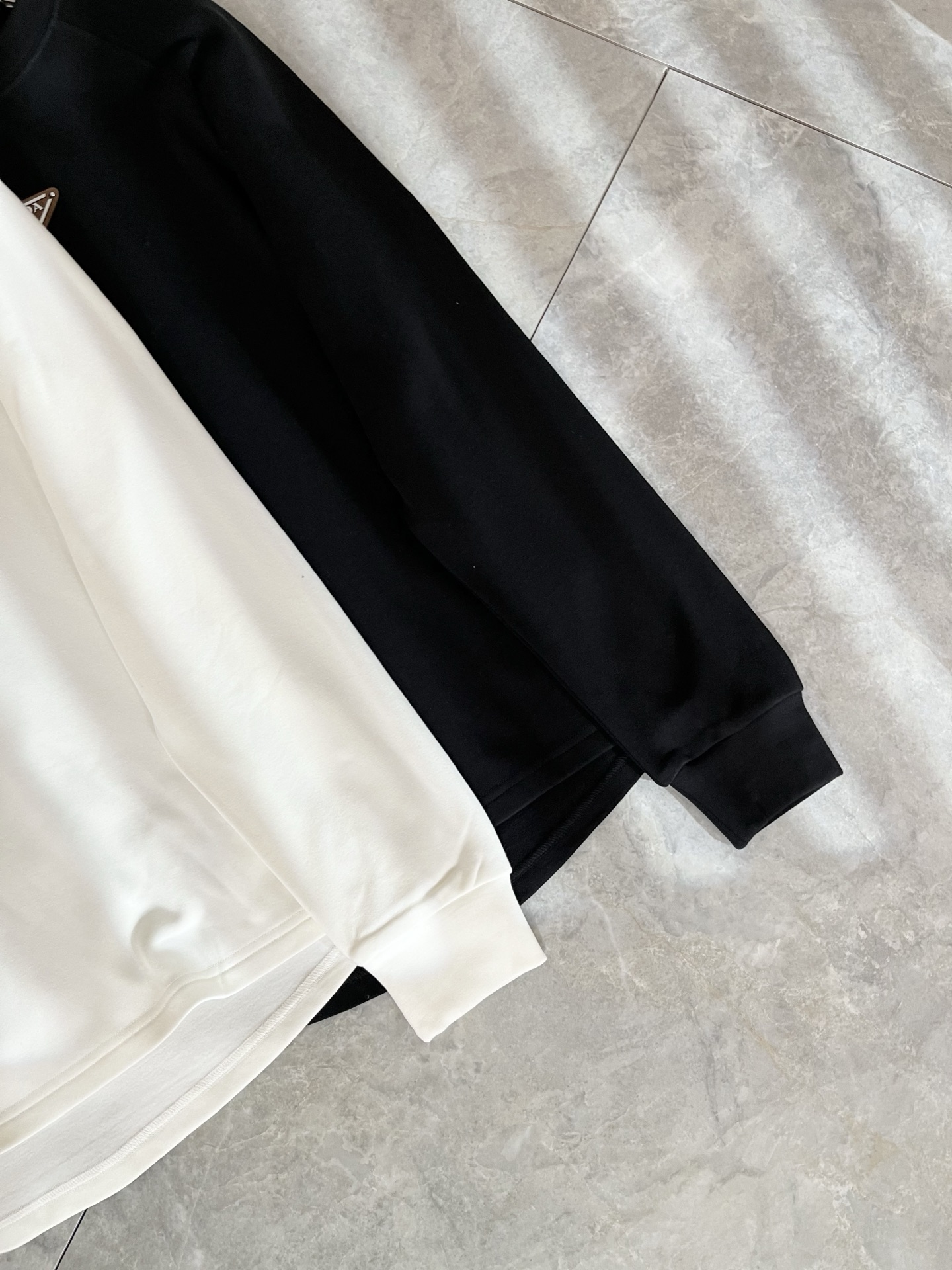 PRAD*A普*达2025秋冬新款男士长袖打底衫，最新款全网独家首上！！~既经典有时尚百搭，谁不爱啊，将