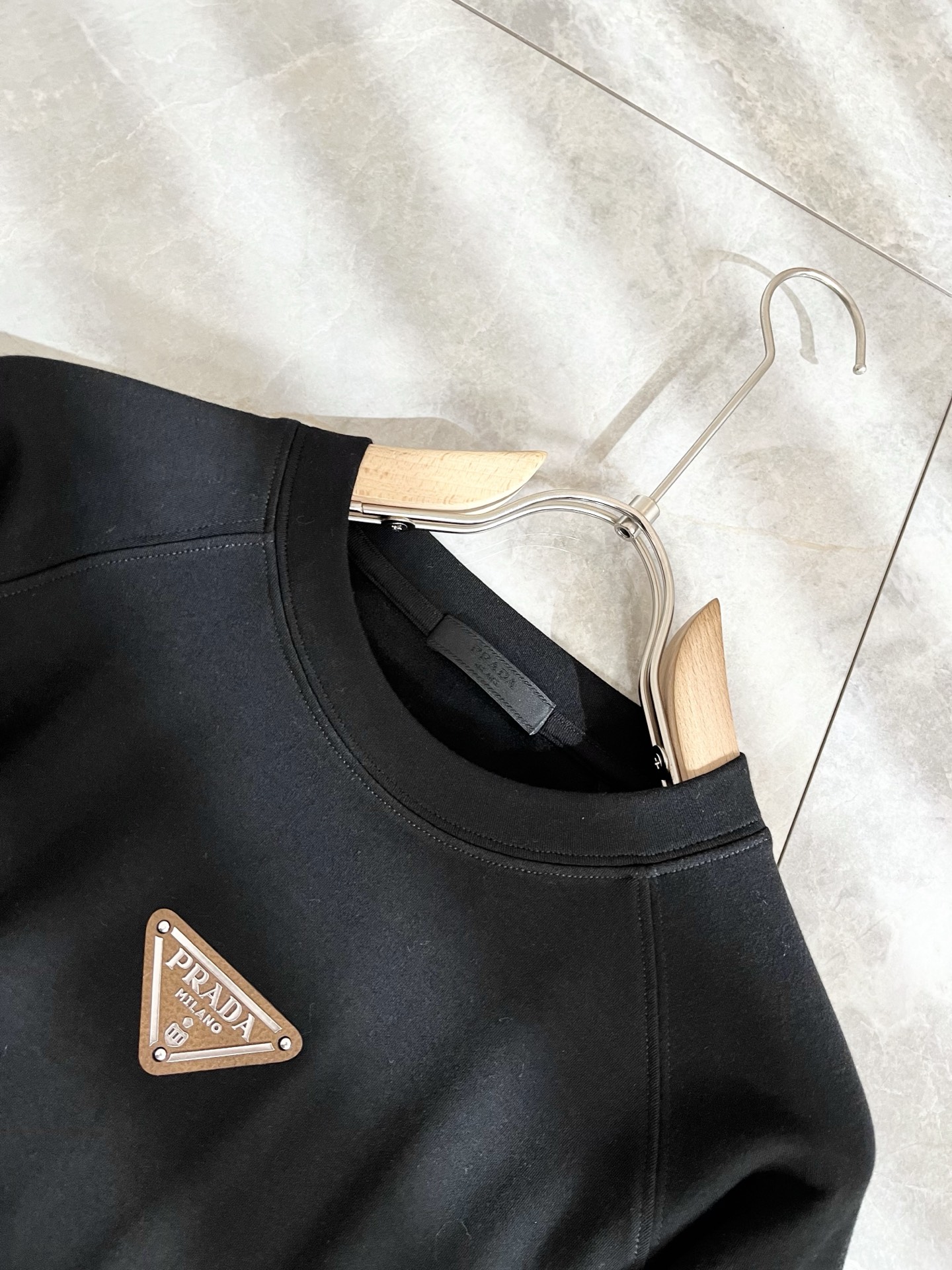 PRAD*A普*达2025秋冬新款男士长袖打底衫，最新款全网独家首上！！~既经典有时尚百搭，谁不爱啊，将