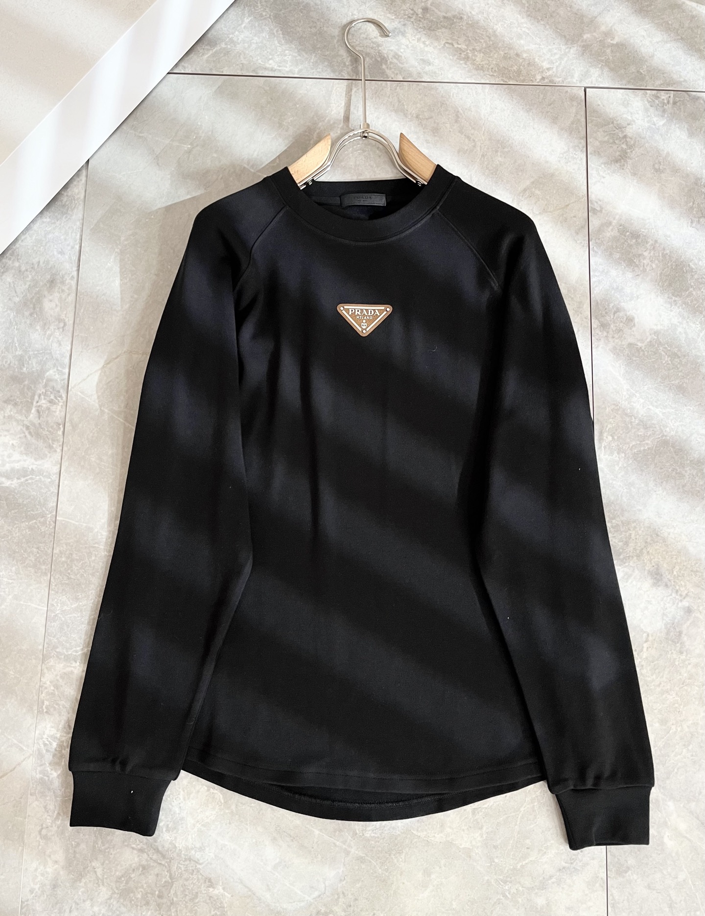 PRAD*A普*达2025秋冬新款男士长袖打底衫，最新款全网独家首上！！~既经典有时尚百搭，谁不爱啊，将