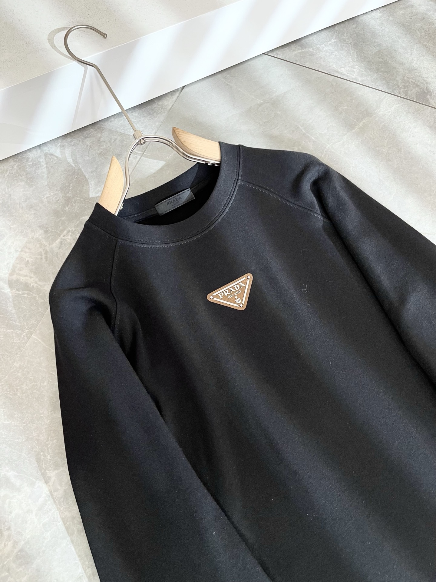 PRAD*A普*达2025秋冬新款男士长袖打底衫，最新款全网独家首上！！~既经典有时尚百搭，谁不爱啊，将