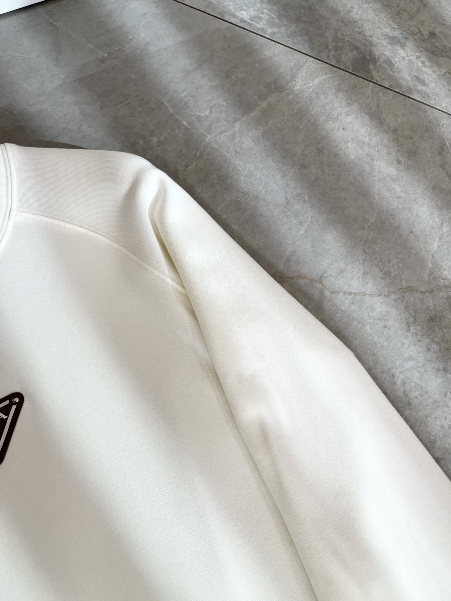 PRAD*A普*达2025秋冬新款男士长袖打底衫，最新款全网独家首上！！~既经典有时尚百搭，谁不爱啊，将