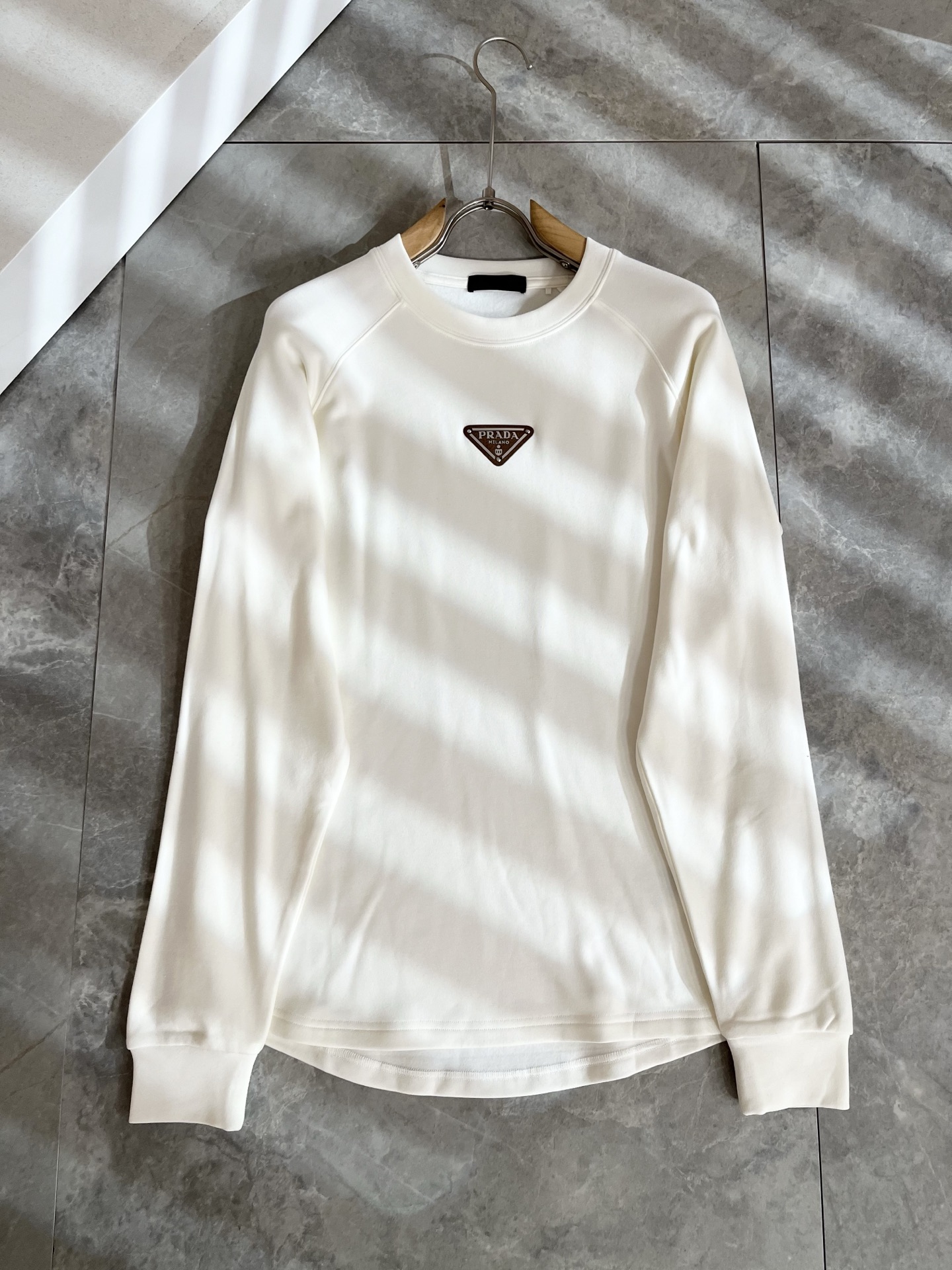 PRAD*A普*达2025秋冬新款男士长袖打底衫，最新款全网独家首上！！~既经典有时尚百搭，谁不爱啊，将