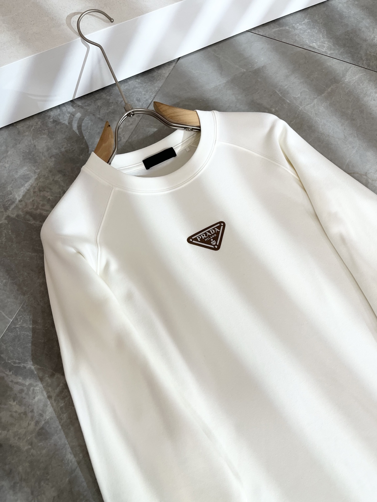 PRAD*A普*达2025秋冬新款男士长袖打底衫，最新款全网独家首上！！~既经典有时尚百搭，谁不爱啊，将