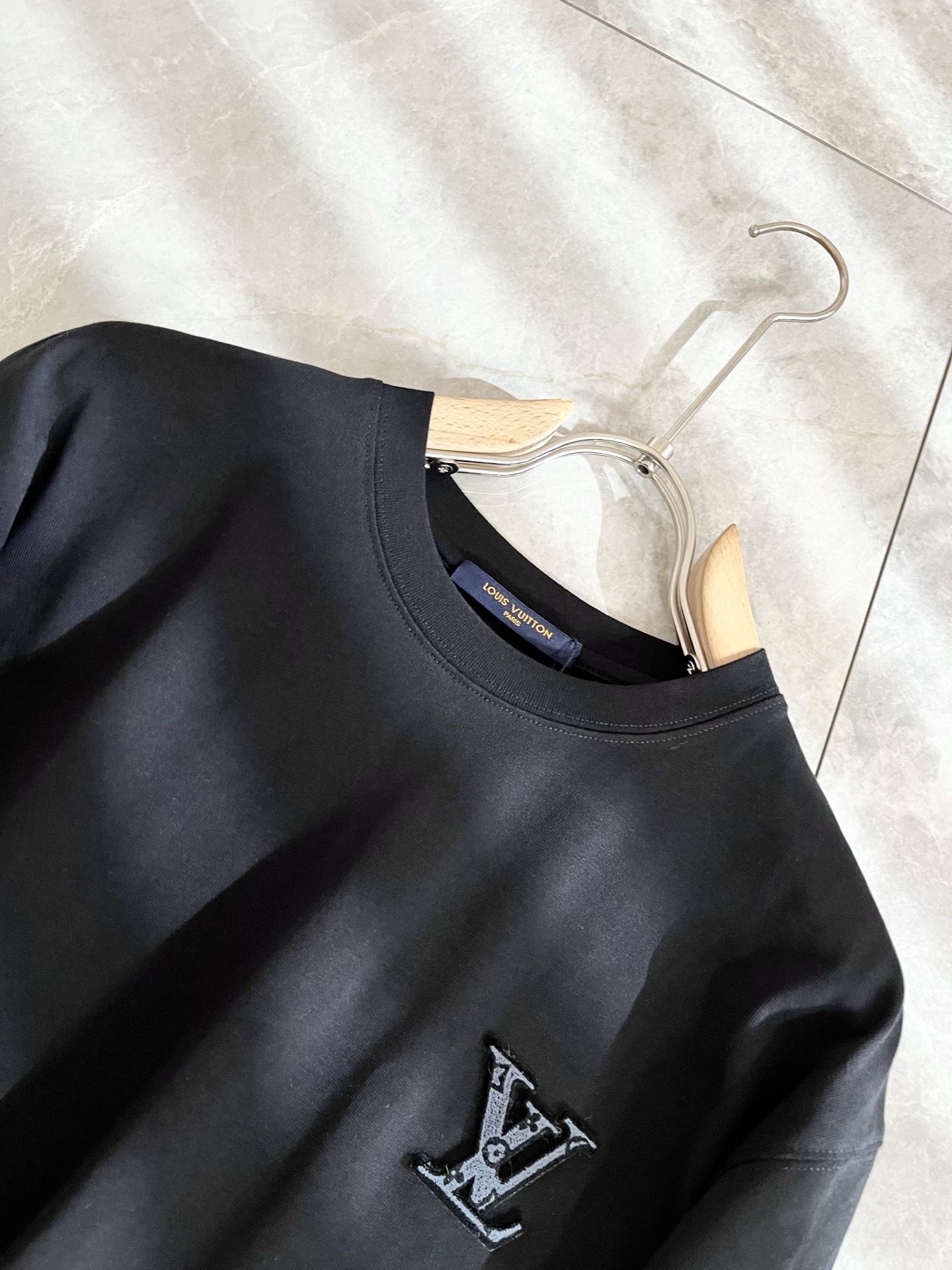 LouisVuitt*路易*登 2025秋冬新款男士长袖打底衫，非常时髦胸前logo植绒修饰！区别于以往