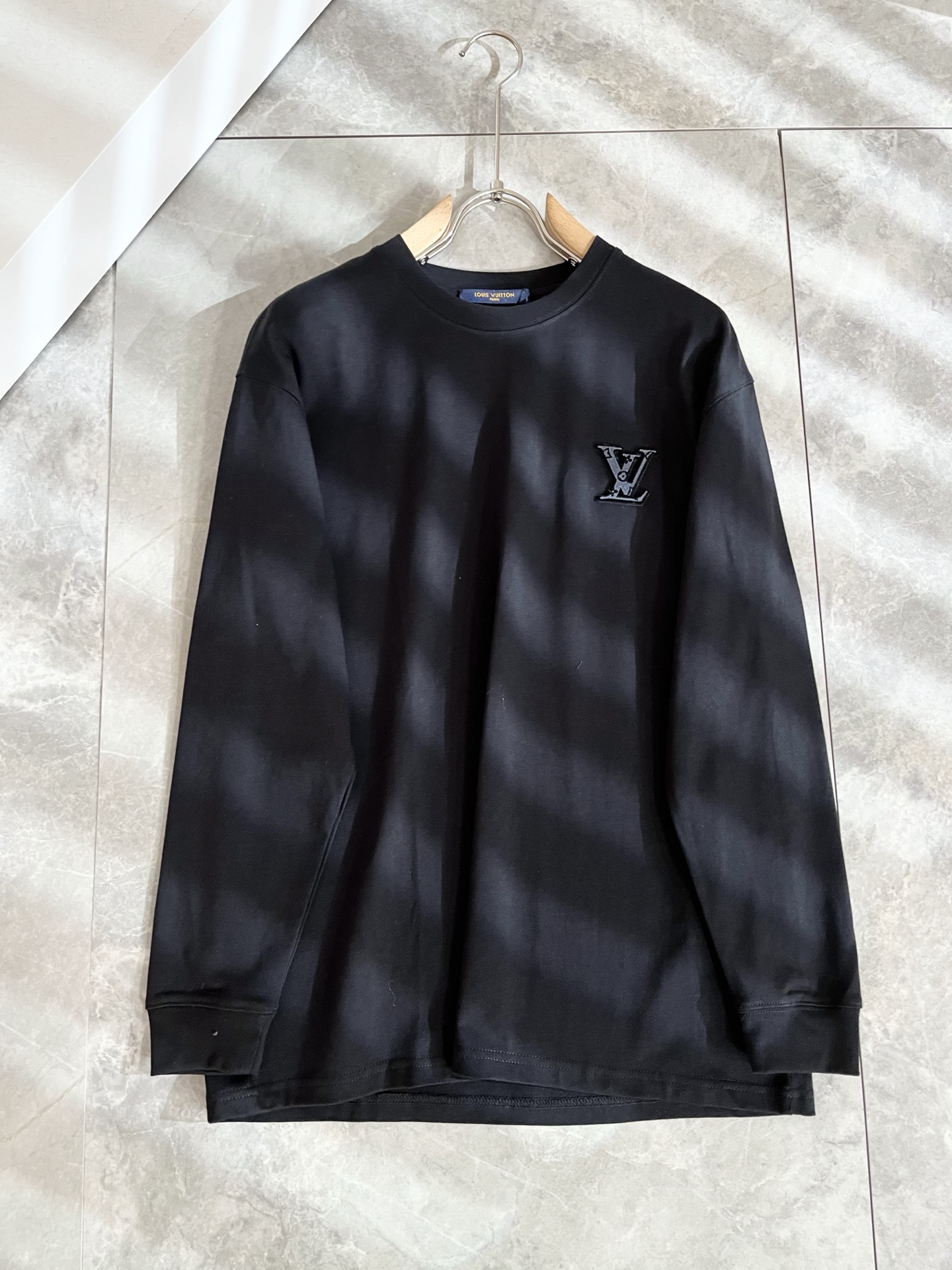 LouisVuitt*路易*登 2025秋冬新款男士长袖打底衫，非常时髦胸前logo植绒修饰！区别于以往
