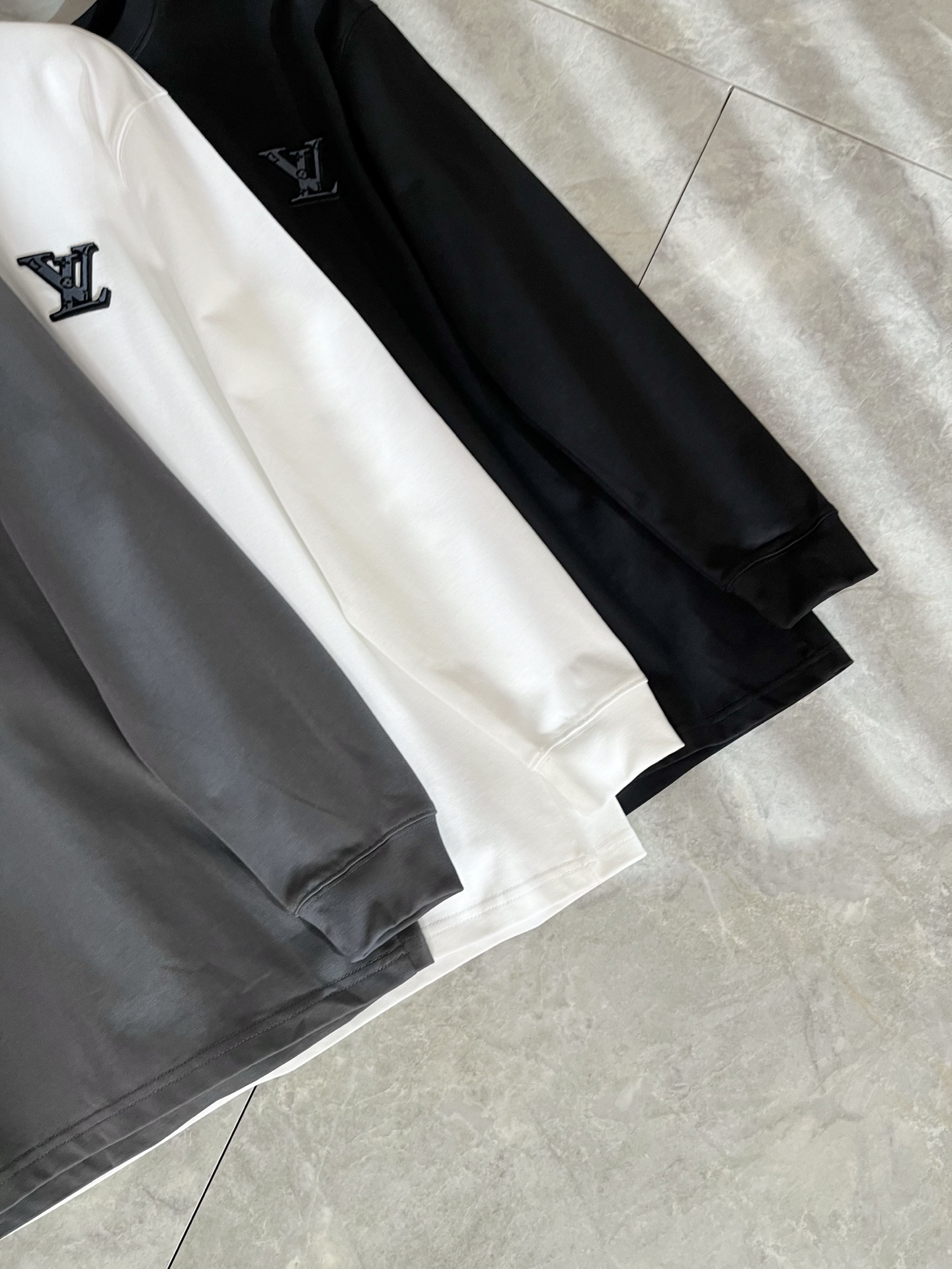 LouisVuitt*路易*登 2025秋冬新款男士长袖打底衫，非常时髦胸前logo植绒修饰！区别于以往