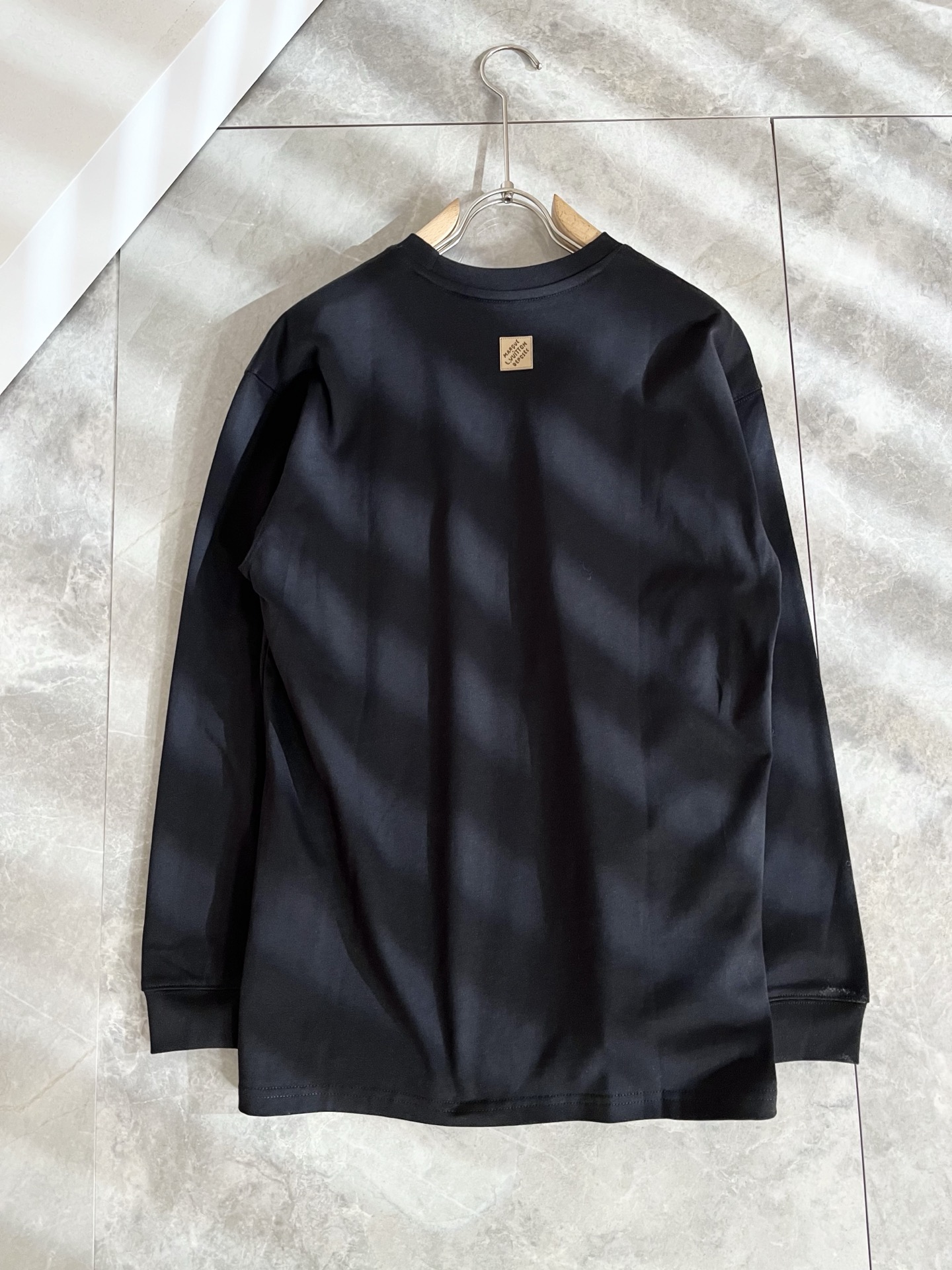 LouisVuitt*路易*登 2025秋冬新款男士长袖打底衫，非常时髦胸前logo植绒修饰！区别于以往