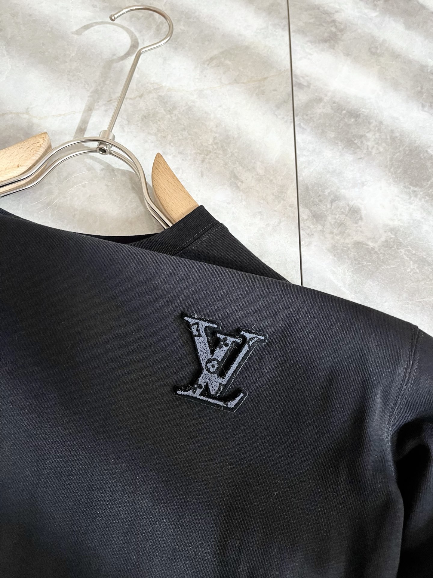 LouisVuitt*路易*登 2025秋冬新款男士长袖打底衫，非常时髦胸前logo植绒修饰！区别于以往