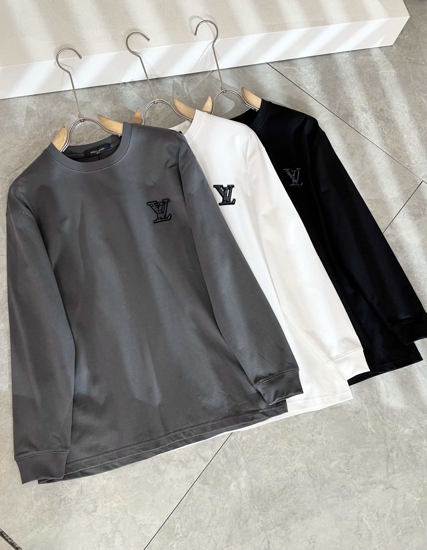 LouisVuitt*路易*登 2025秋冬新款男士长袖打底衫，非常时髦胸前logo植绒修饰！区别于以往