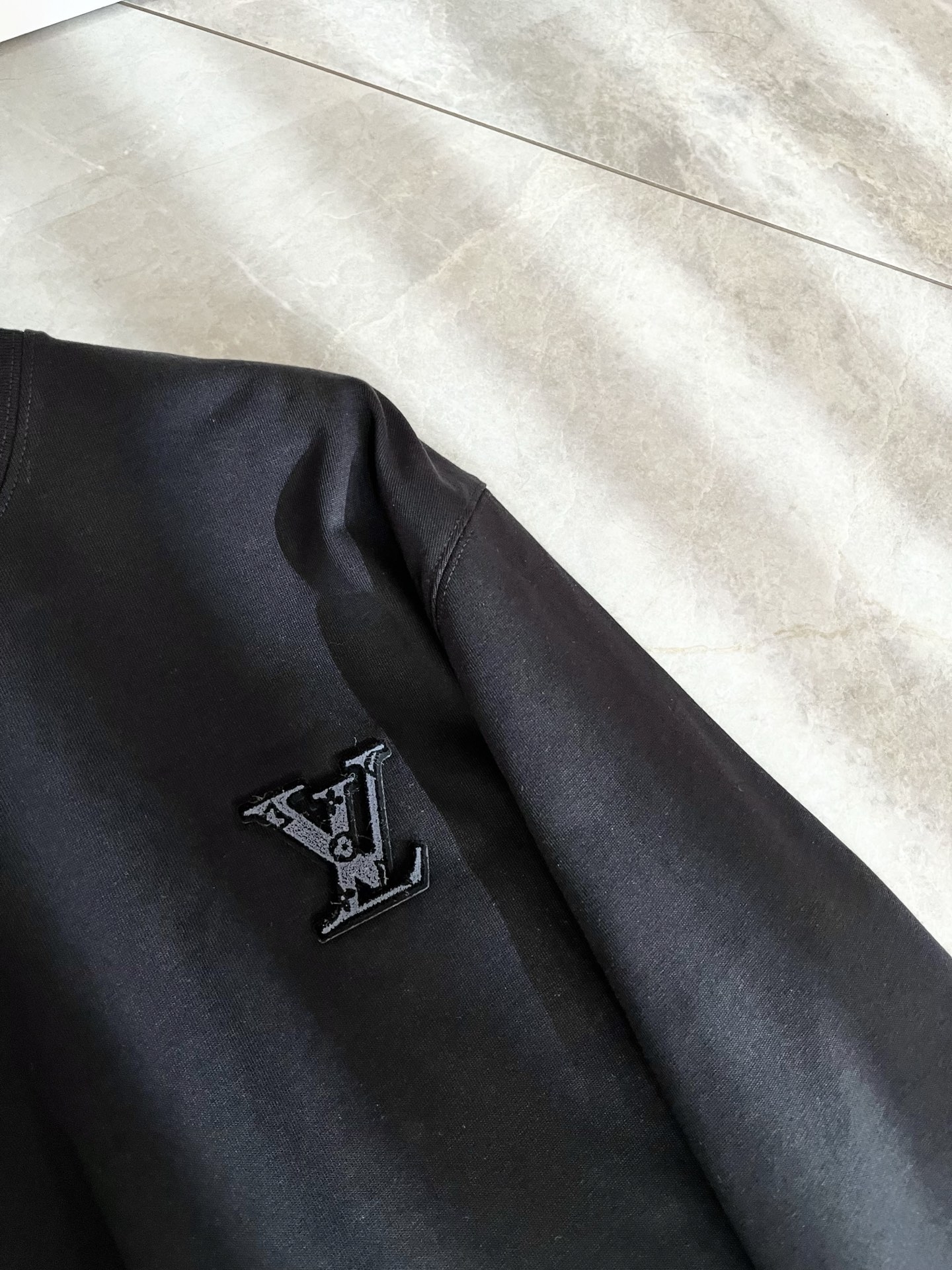 LouisVuitt*路易*登 2025秋冬新款男士长袖打底衫，非常时髦胸前logo植绒修饰！区别于以往