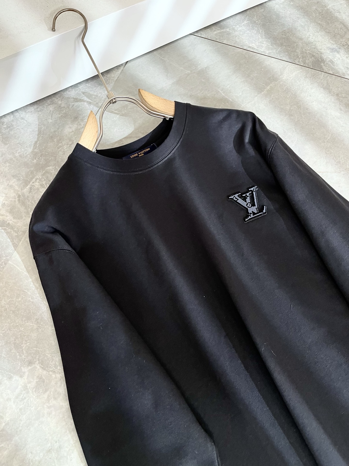 LouisVuitt*路易*登 2025秋冬新款男士长袖打底衫，非常时髦胸前logo植绒修饰！区别于以往
