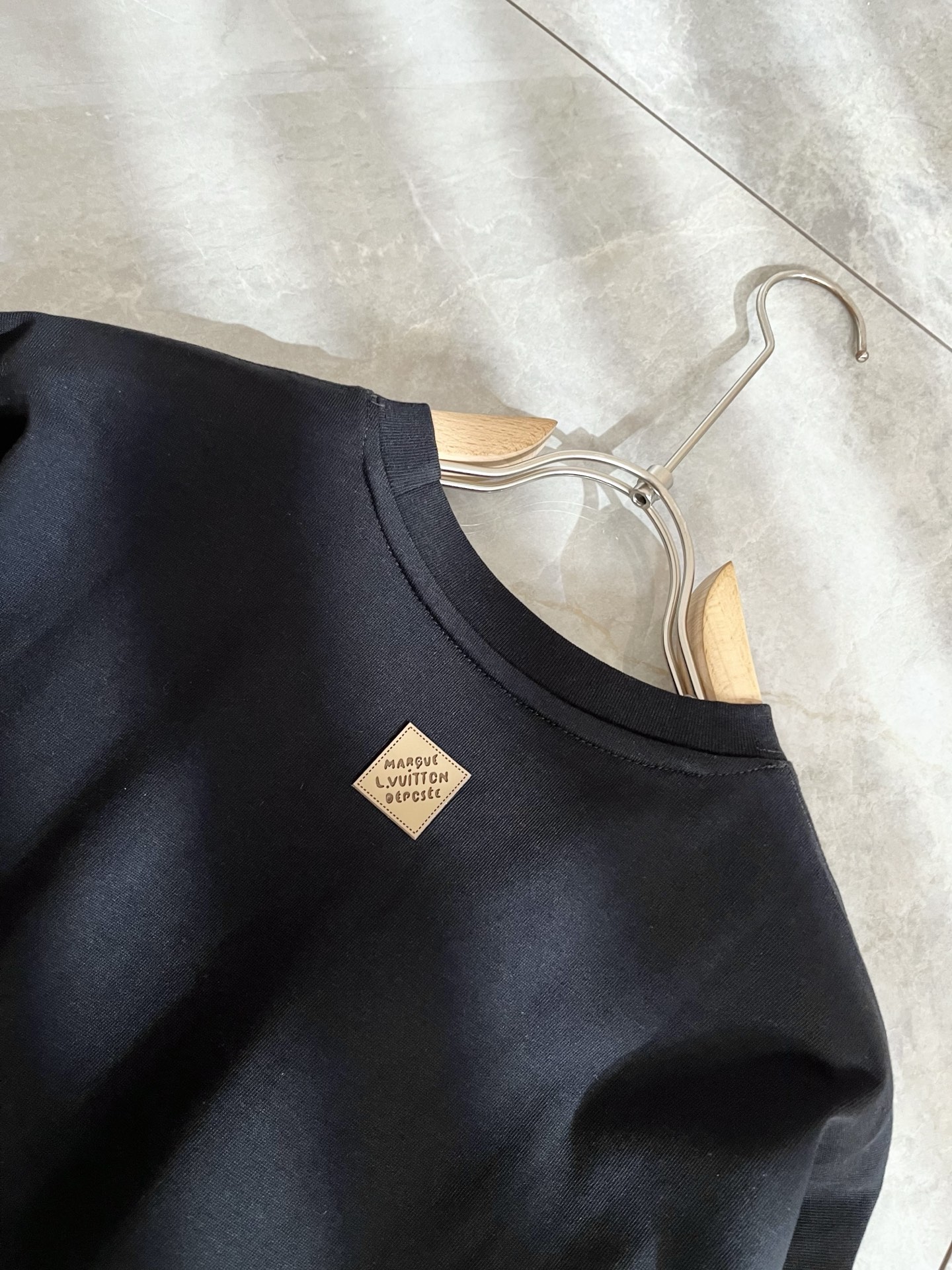 LouisVuitt*路易*登 2025秋冬新款男士长袖打底衫，非常时髦胸前logo植绒修饰！区别于以往