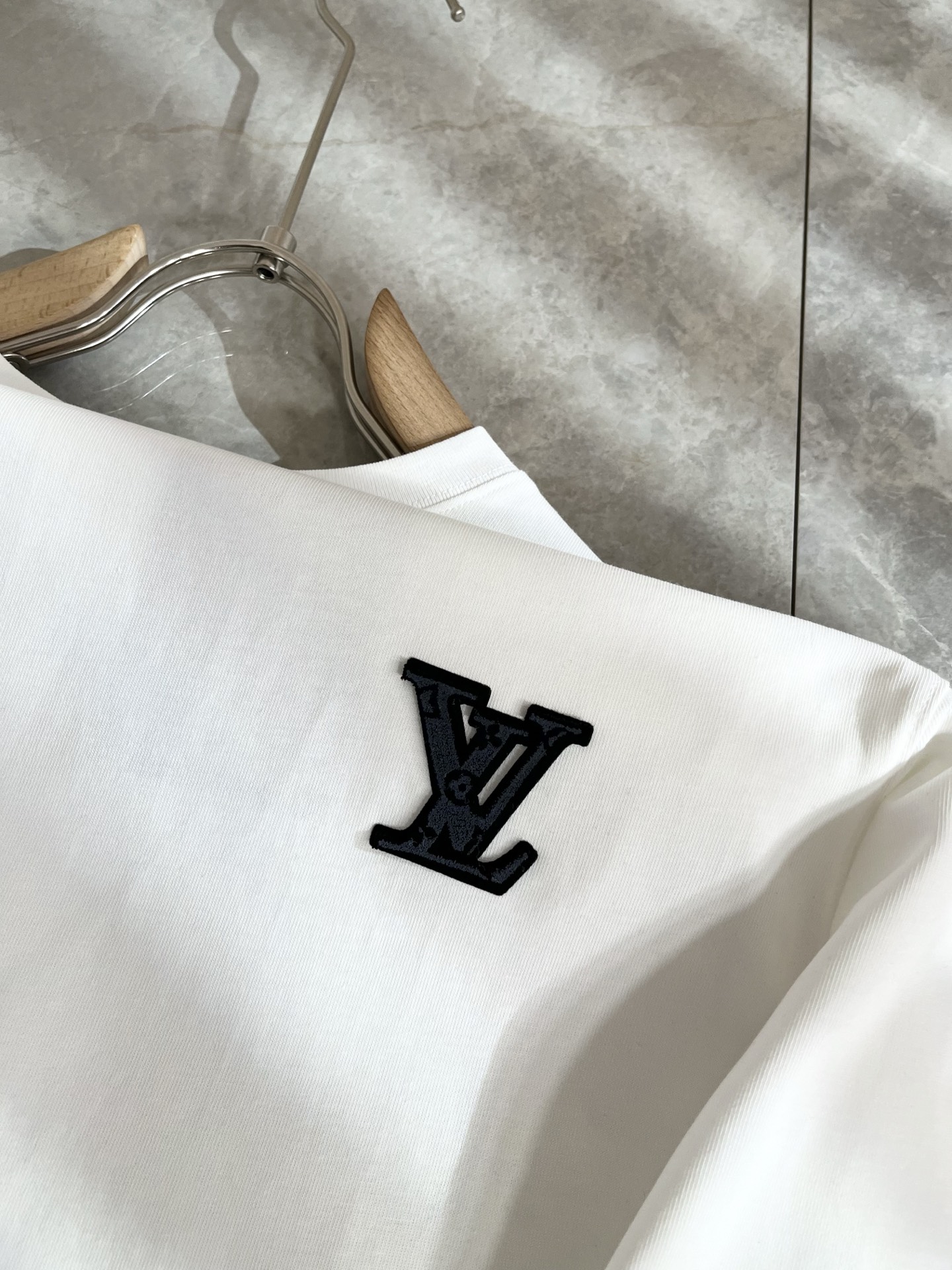 LouisVuitt*路易*登 2025秋冬新款男士长袖打底衫，非常时髦胸前logo植绒修饰！区别于以往