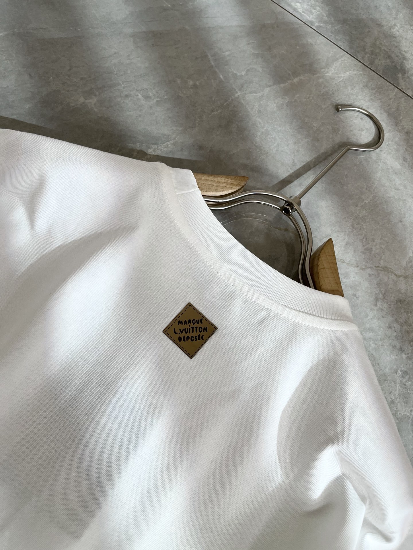 LouisVuitt*路易*登 2025秋冬新款男士长袖打底衫，非常时髦胸前logo植绒修饰！区别于以往