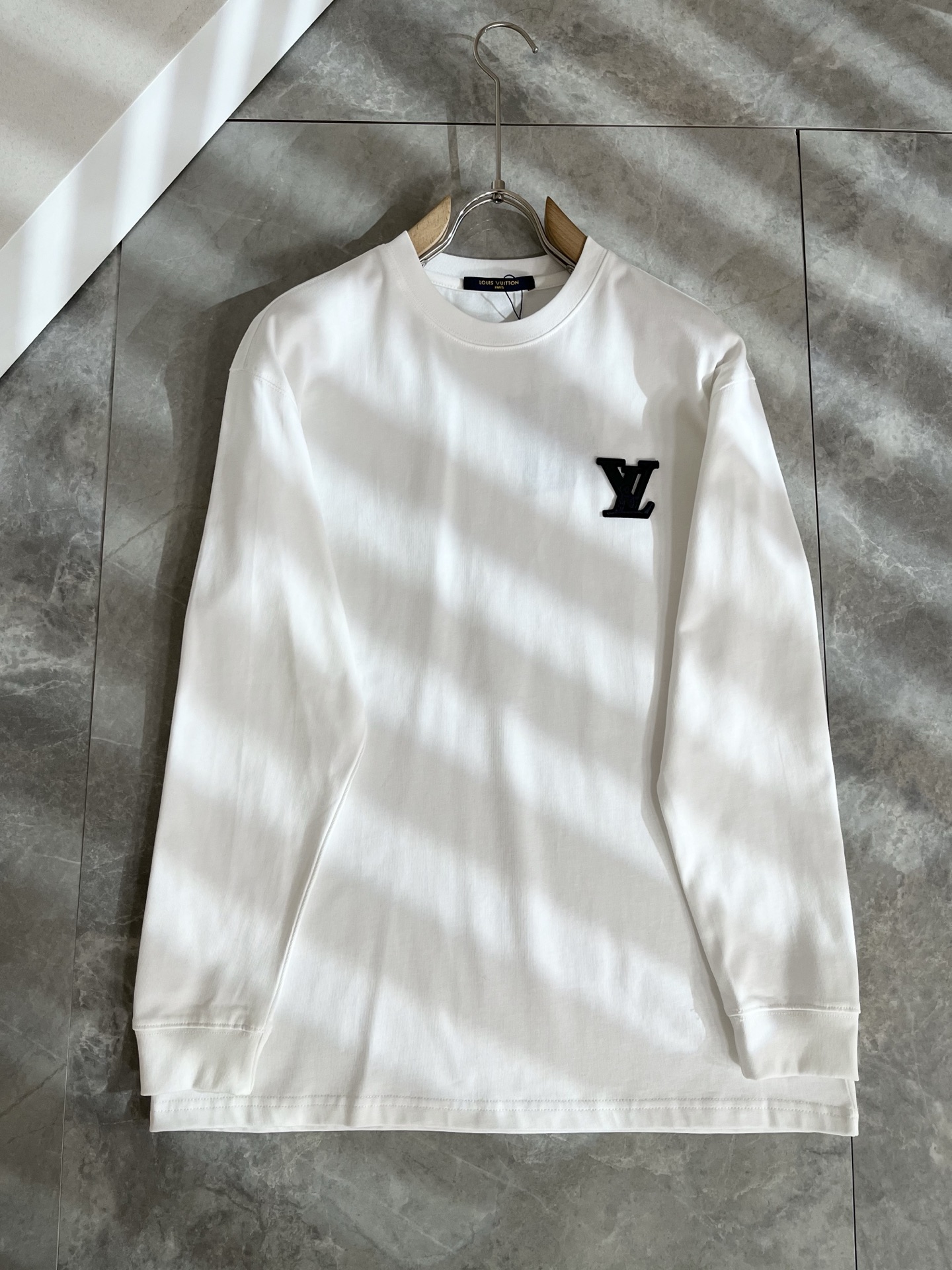 LouisVuitt*路易*登 2025秋冬新款男士长袖打底衫，非常时髦胸前logo植绒修饰！区别于以往
