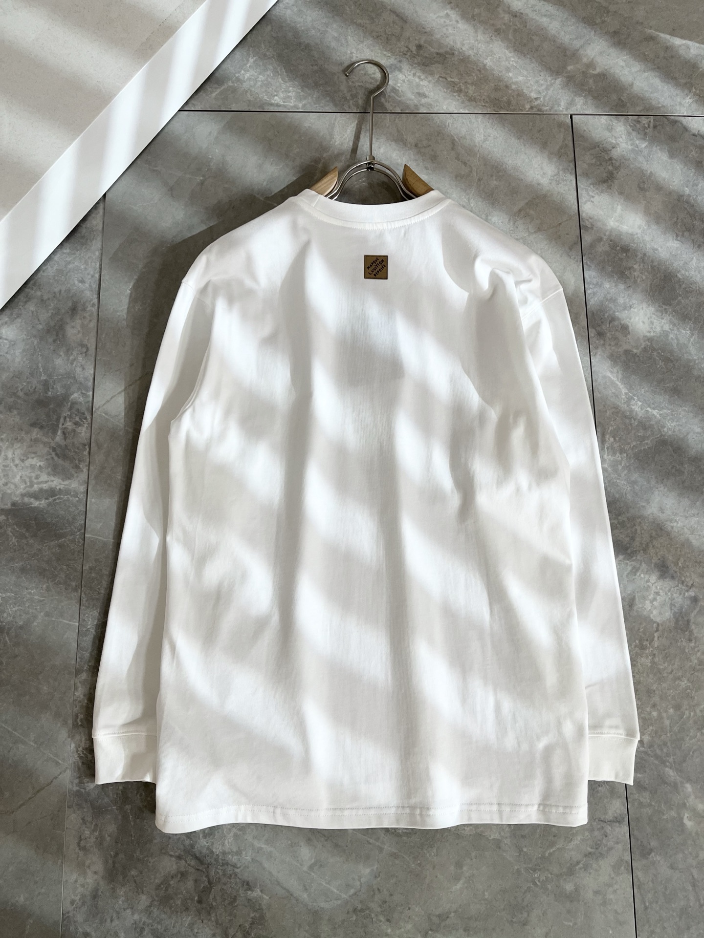 LouisVuitt*路易*登 2025秋冬新款男士长袖打底衫，非常时髦胸前logo植绒修饰！区别于以往