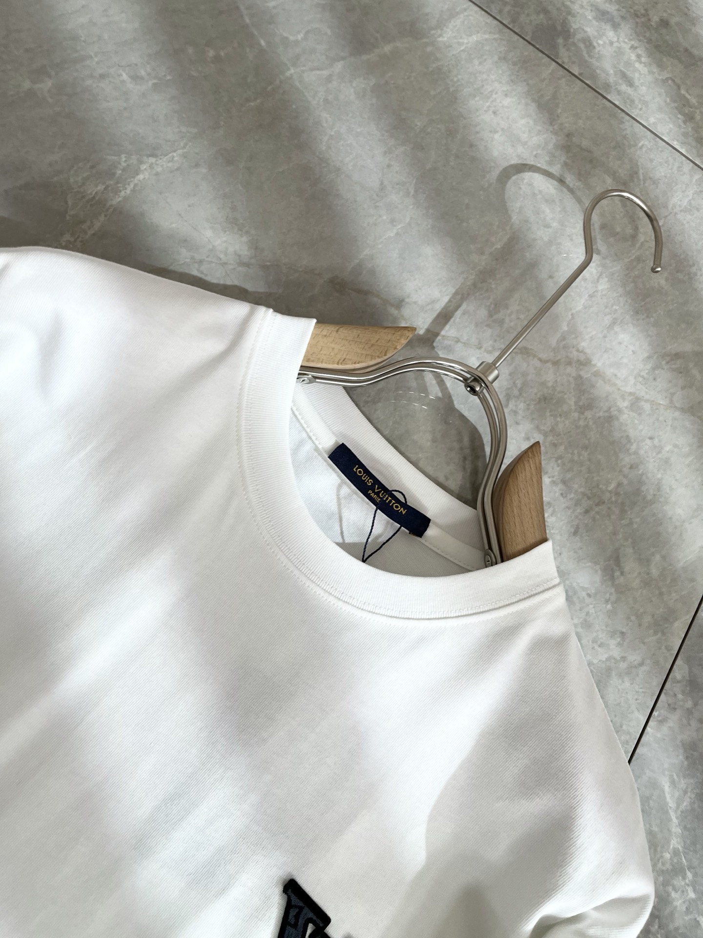 LouisVuitt*路易*登 2025秋冬新款男士长袖打底衫，非常时髦胸前logo植绒修饰！区别于以往