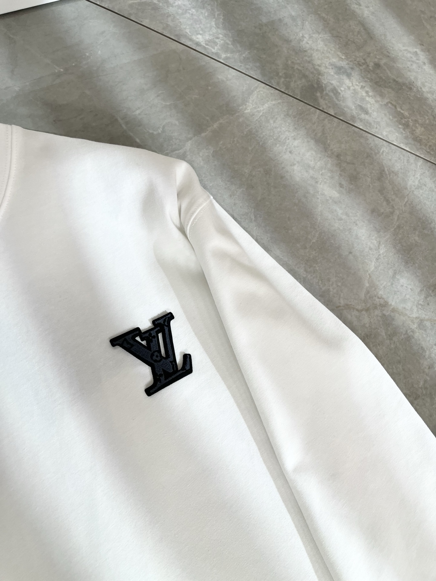 LouisVuitt*路易*登 2025秋冬新款男士长袖打底衫，非常时髦胸前logo植绒修饰！区别于以往