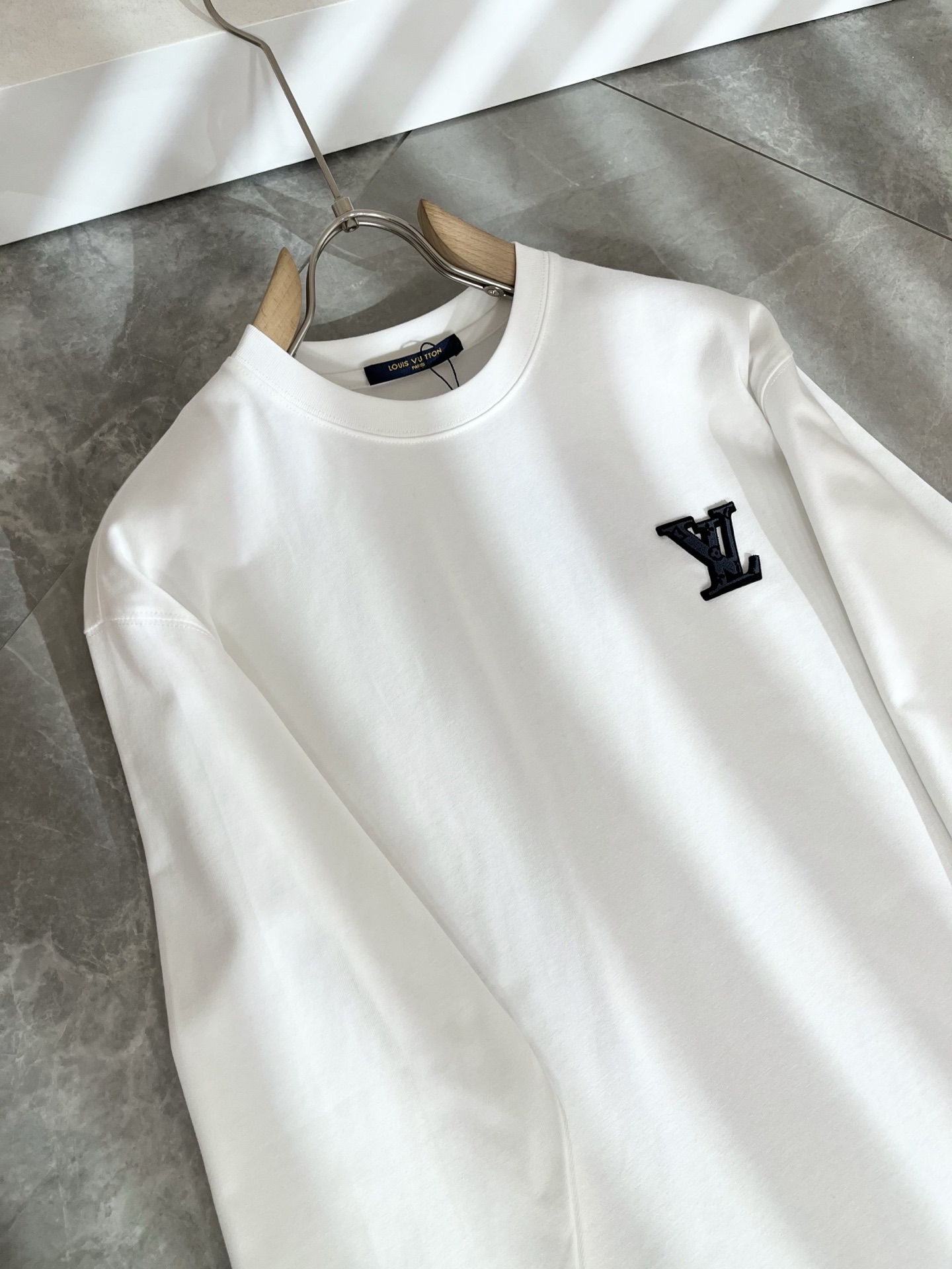 LouisVuitt*路易*登 2025秋冬新款男士长袖打底衫，非常时髦胸前logo植绒修饰！区别于以往