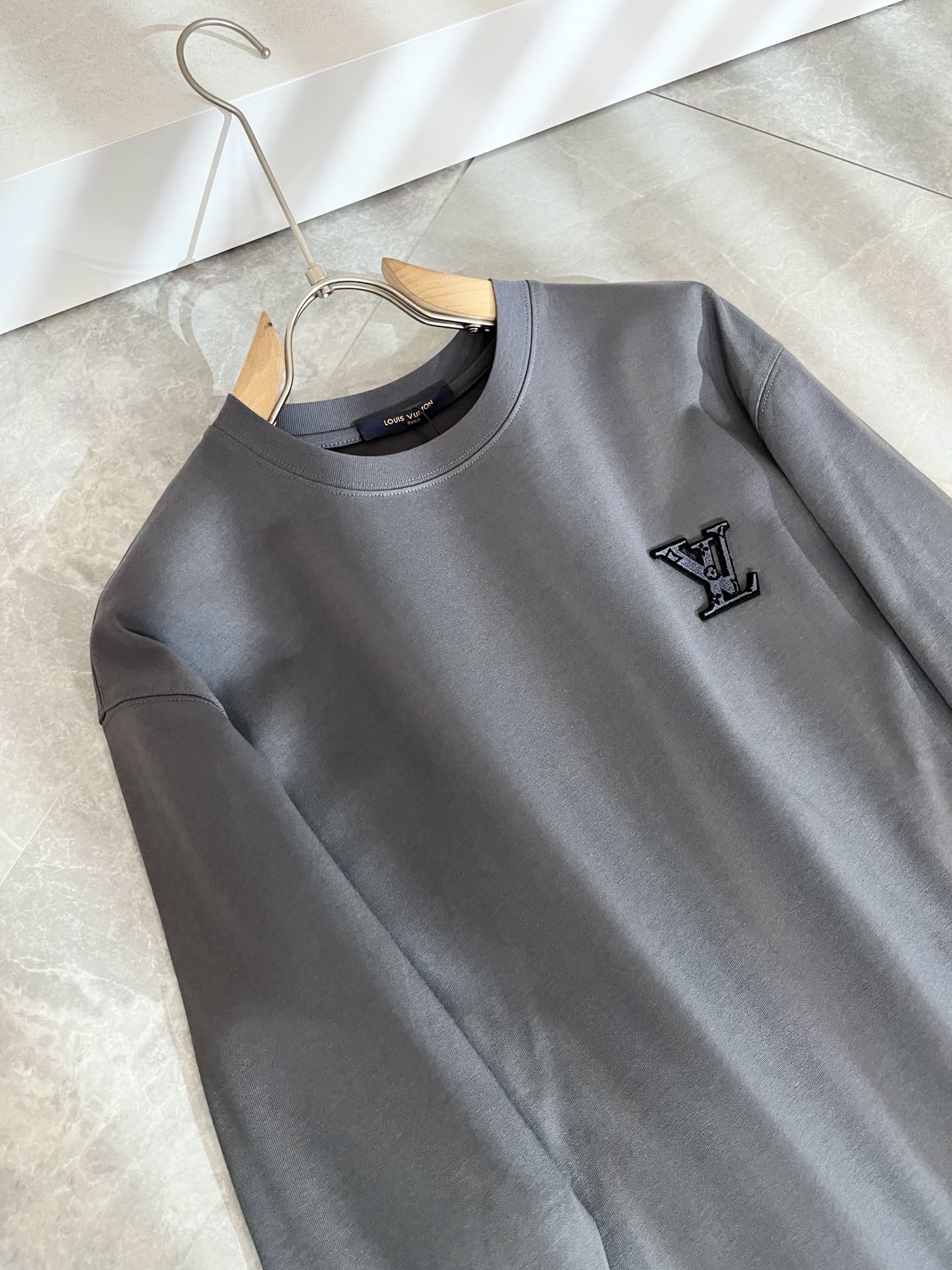 LouisVuitt*路易*登 2025秋冬新款男士长袖打底衫，非常时髦胸前logo植绒修饰！区别于以往