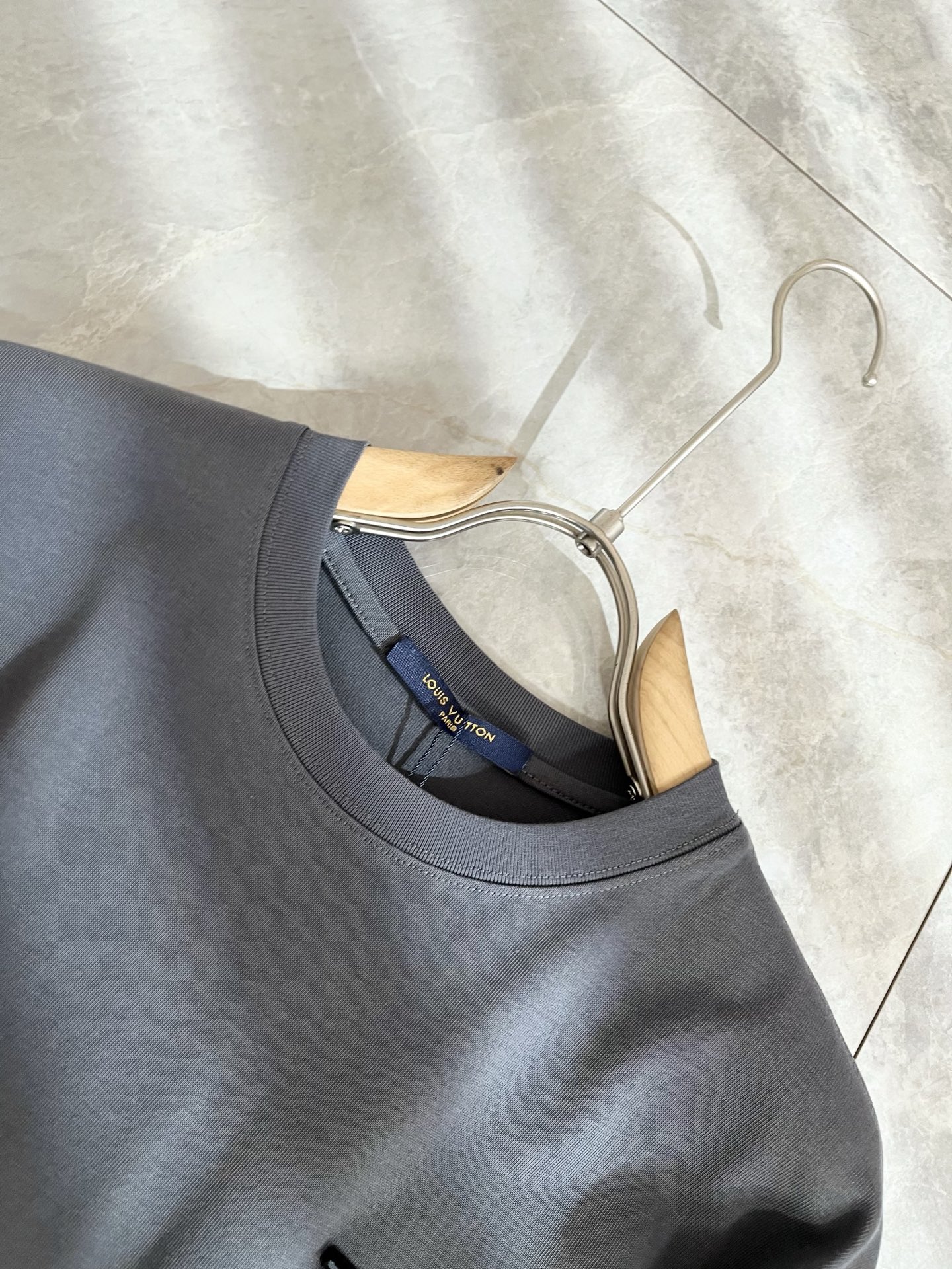 LouisVuitt*路易*登 2025秋冬新款男士长袖打底衫，非常时髦胸前logo植绒修饰！区别于以往