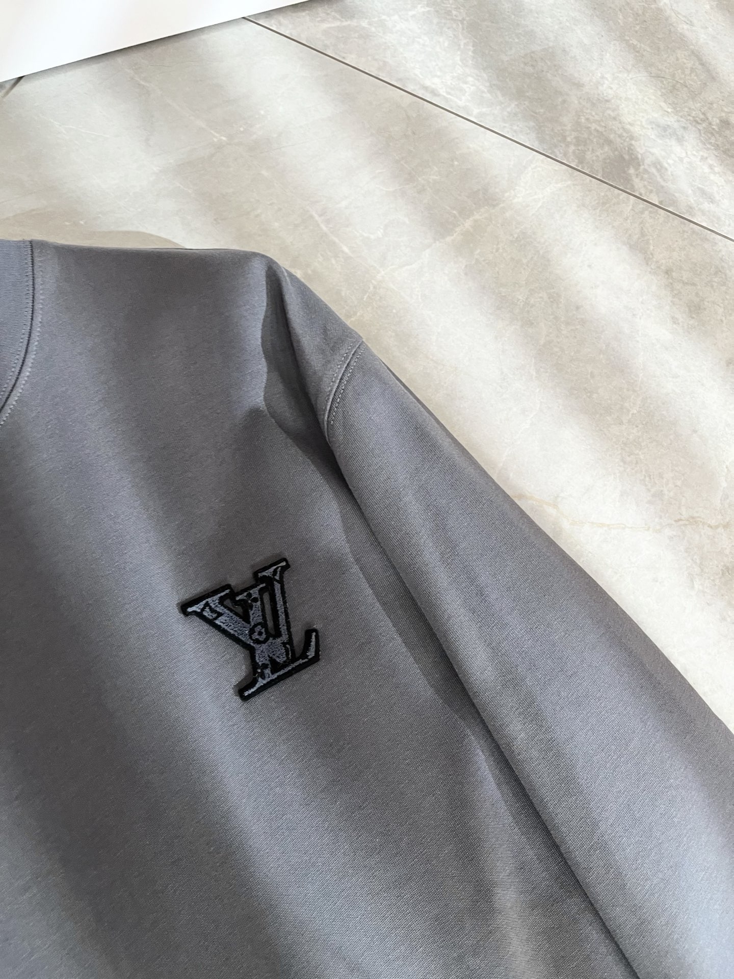 LouisVuitt*路易*登 2025秋冬新款男士长袖打底衫，非常时髦胸前logo植绒修饰！区别于以往