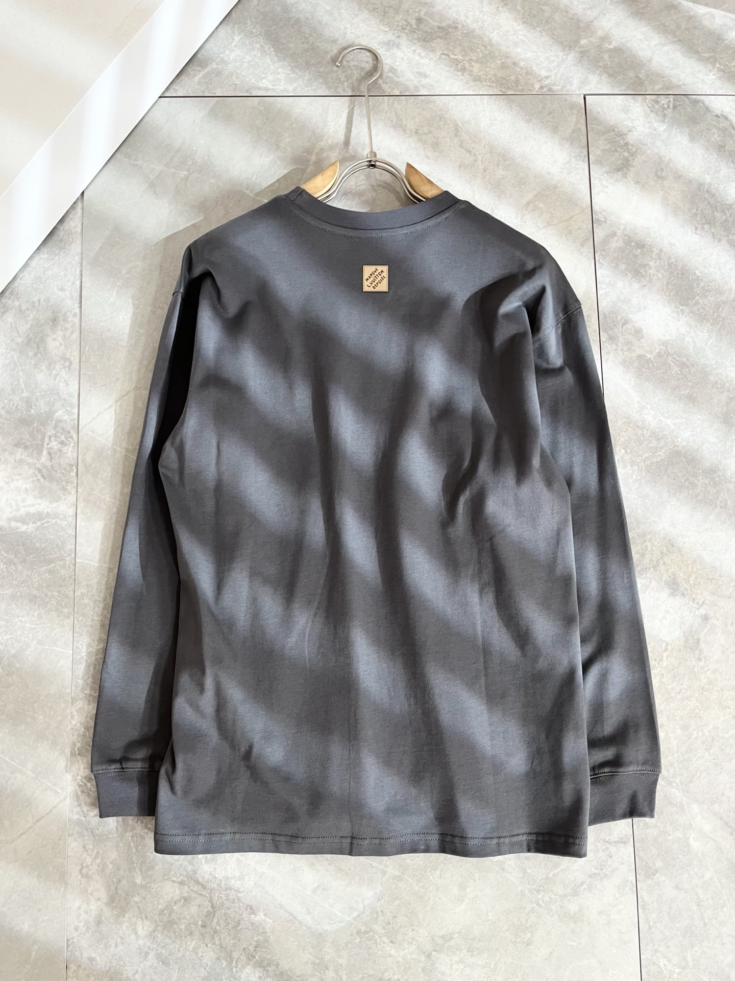 LouisVuitt*路易*登 2025秋冬新款男士长袖打底衫，非常时髦胸前logo植绒修饰！区别于以往