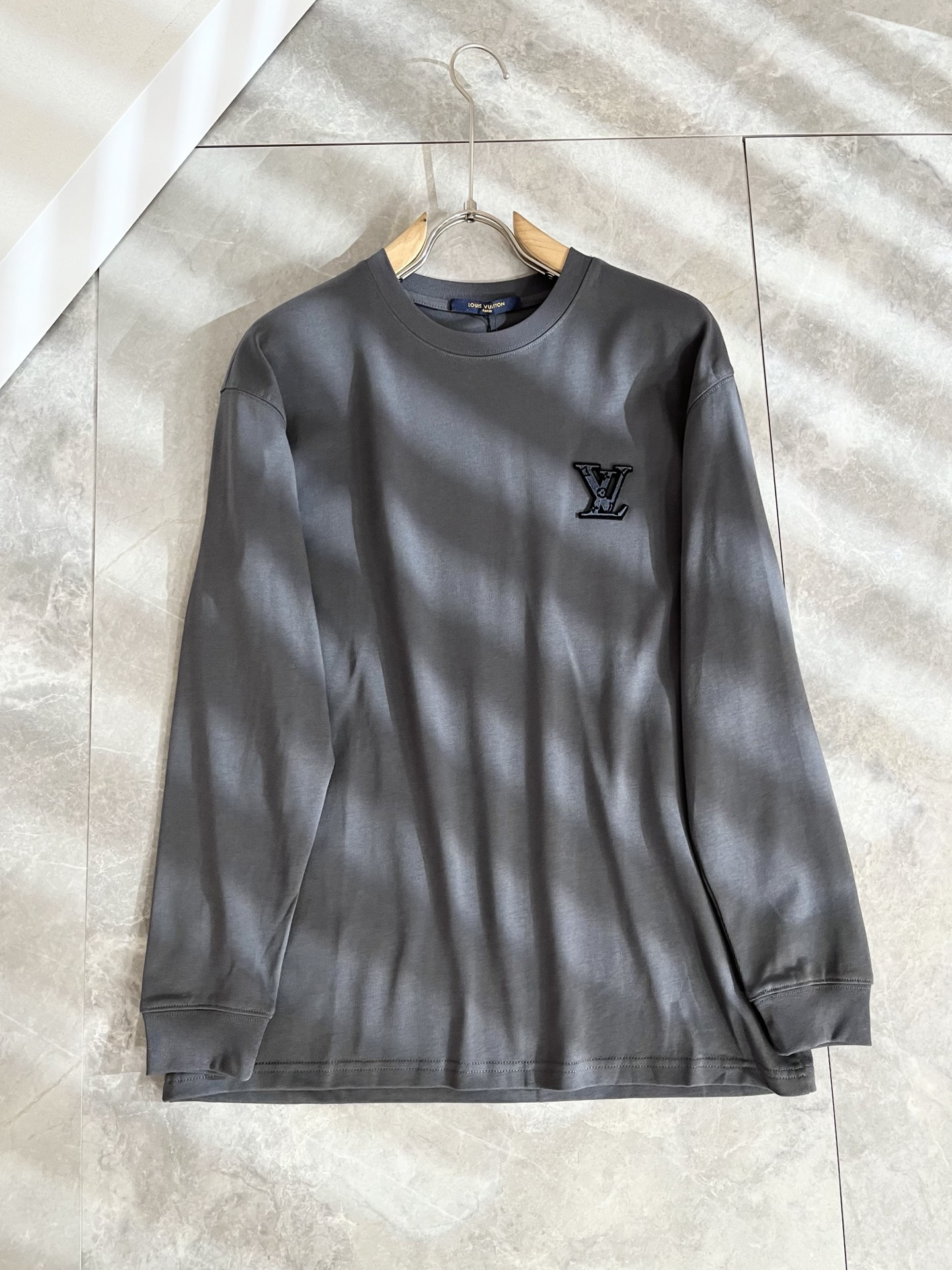 LouisVuitt*路易*登 2025秋冬新款男士长袖打底衫，非常时髦胸前logo植绒修饰！区别于以往