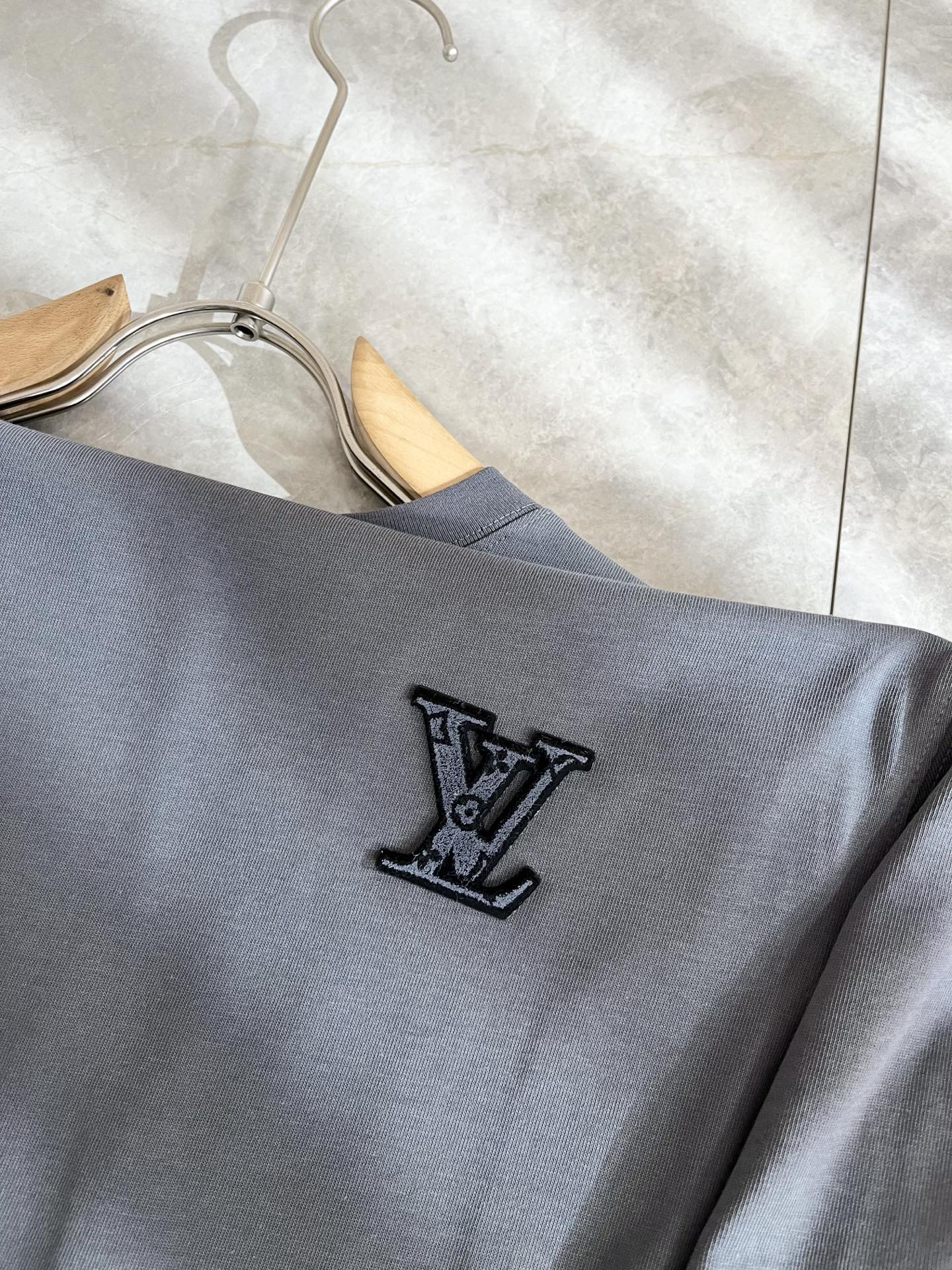 LouisVuitt*路易*登 2025秋冬新款男士长袖打底衫，非常时髦胸前logo植绒修饰！区别于以往