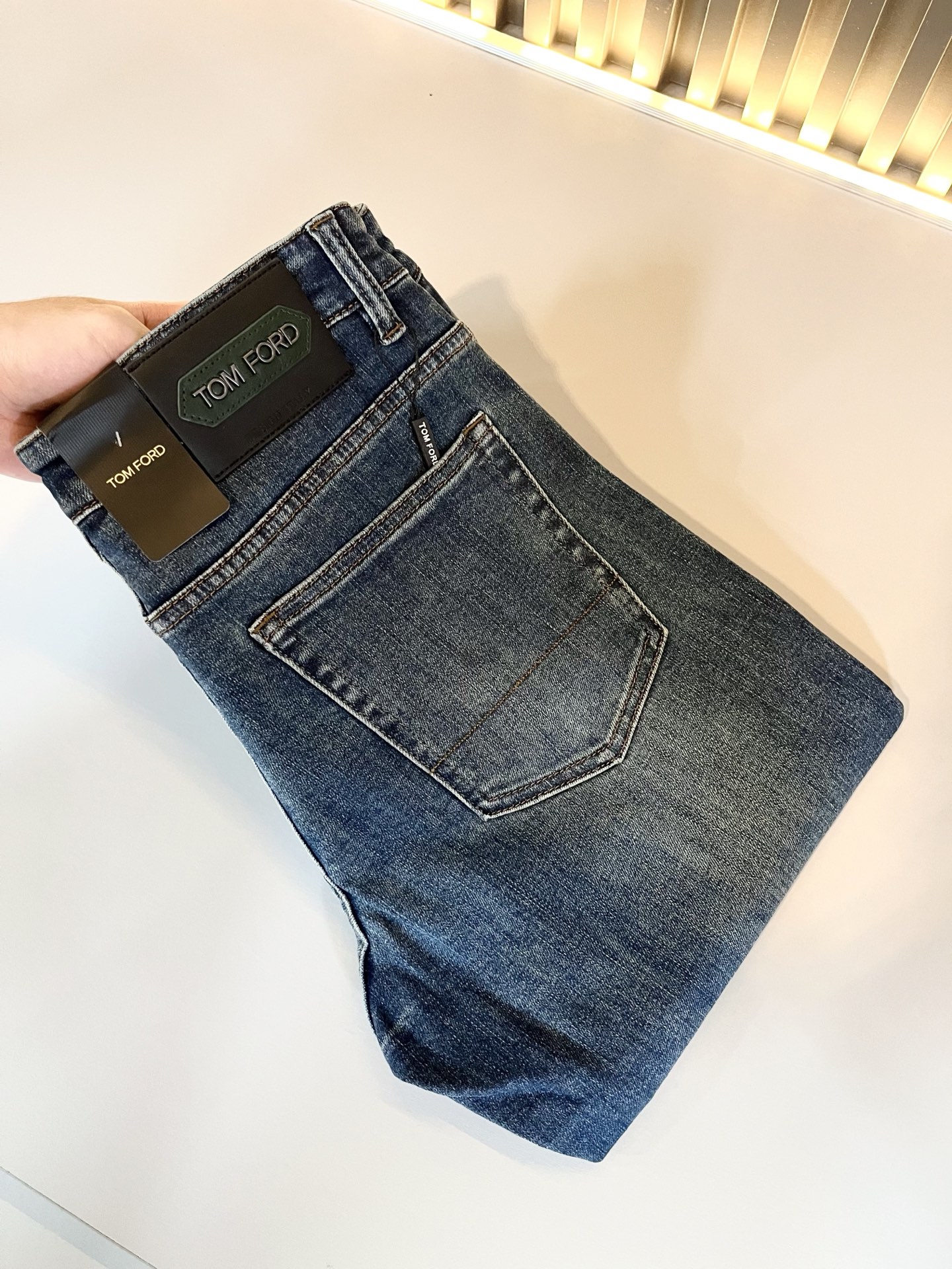 NO:596011,TOM FORD Tom Ford 2025 autumn and winter new products are on sale!  High-end denim is versatile and pragmatic without being sensational!  Limited edition for Hong Kong, Macao and Taiwan!  !  Three-dimensional cutting pure cotton material!  Undertaken by a Taiwanese foreign trade company, the exquisite and delicate materials seem to be Prada’s patented high-quality customized original hardware logo design!  Not only the materials, colors and styles are carefully crafted, but the life philosophy behind the design coincides with the dual mentality of modern people pursuing practicality and fashionable beauty. It achieves a perfect balance between function and aesthetics. It is not only a display of fashion trends, but also the ultimate in modern aesthetics.19860909TOM FORD 汤姆福特 2025秋冬新品发售！牛仔高级百搭实用主义不哗众取宠！港澳台地区限定款！！立体裁剪纯棉材质！台湾外贸公司承接、材质精致细腻似乎是普拉达专利品质上乘 定制原版五金logo设计！不仅在材料、颜色与款式工夫,设计背后的生活哲学正巧契合现代人追求切身实用与流行美观的双重心态,在机能与美学之间取得完美平衡,不但是时尚潮流的展现,更是现代美学的极致.P的视野并没有局限时尚品牌核心价值中不可或缺的组成部分、的另一种选择替代风格成熟、尺码29-40,,tom ford,prada,alexander wang,Men's clothing