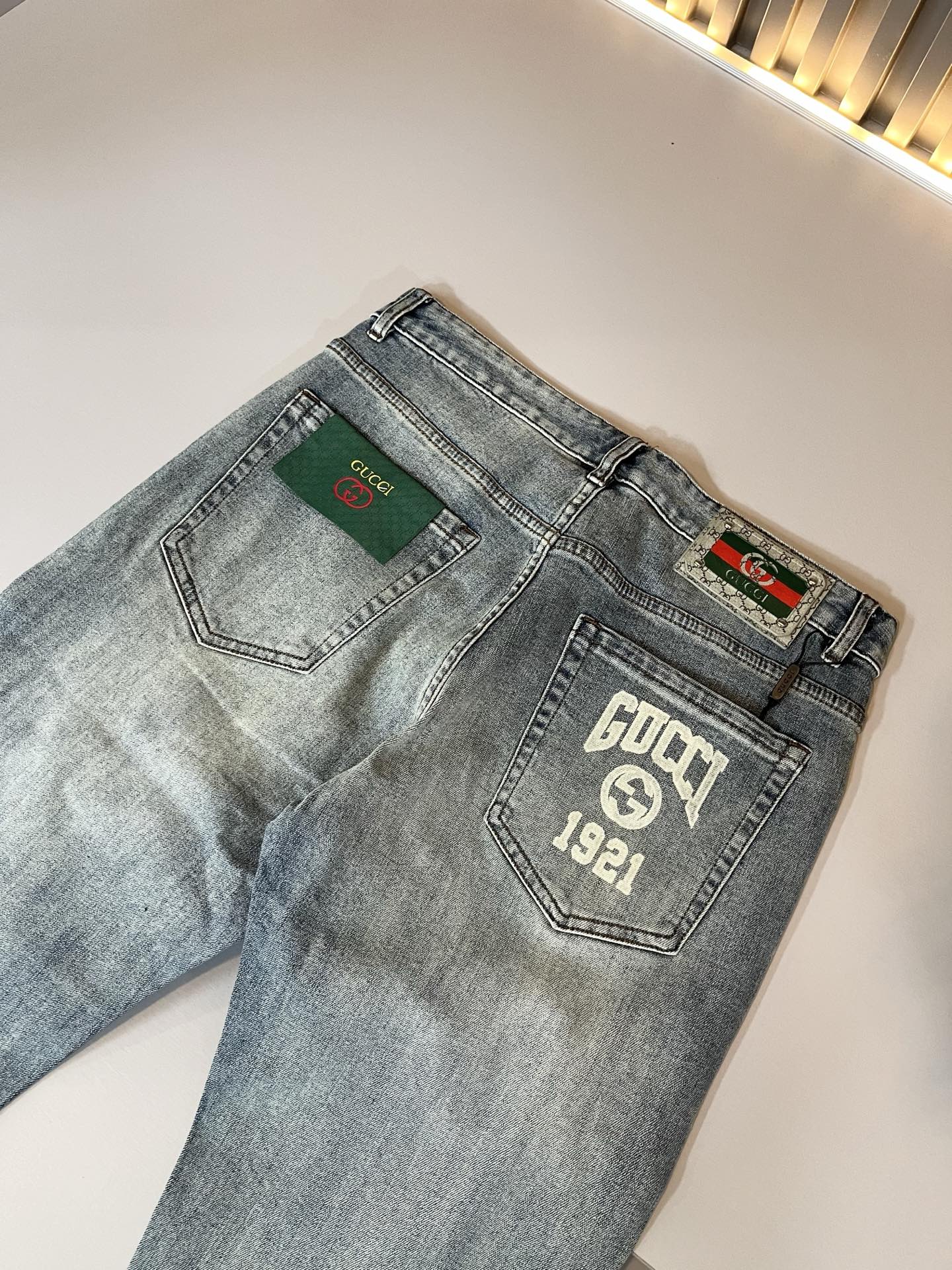 Guc*古奇 2025秋冬新品男士高端休闲百搭四季通勤修身剪裁牛仔裤！对于粉丝来说，这样大气的经典设计足