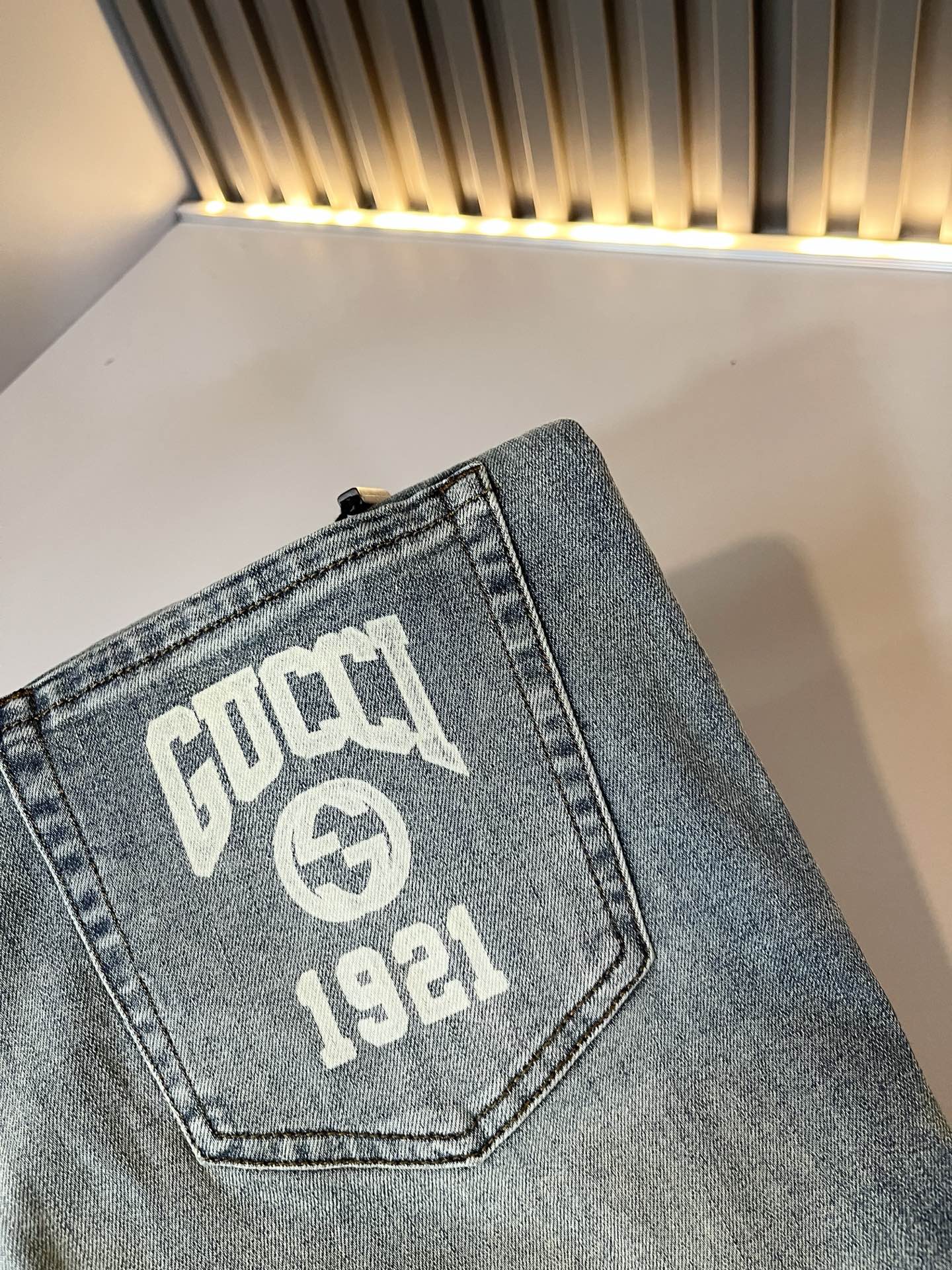 Guc*古奇 2025秋冬新品男士高端休闲百搭四季通勤修身剪裁牛仔裤！对于粉丝来说，这样大气的经典设计足