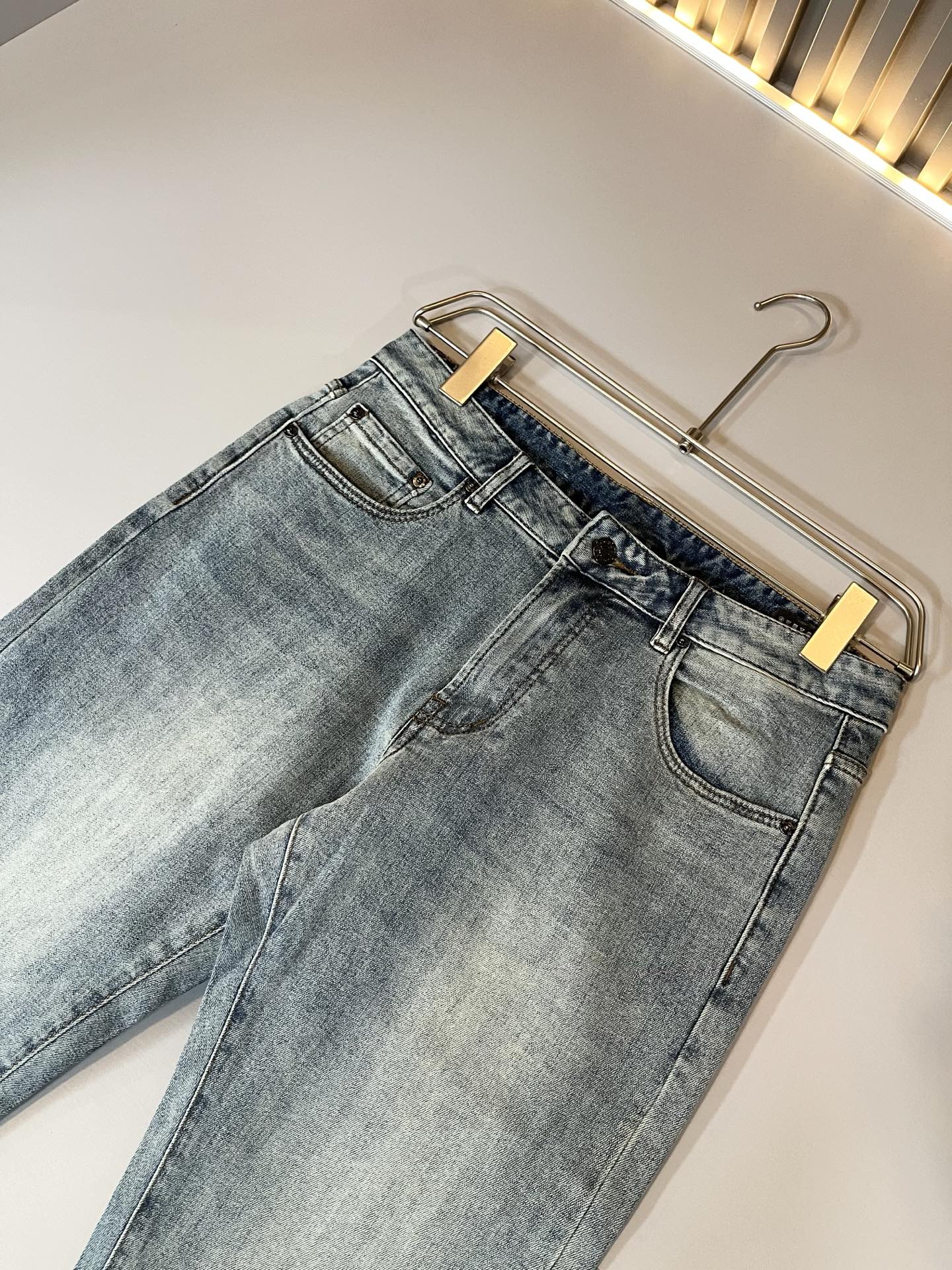 Guc*古奇 2025秋冬新品男士高端休闲百搭四季通勤修身剪裁牛仔裤！对于粉丝来说，这样大气的经典设计足