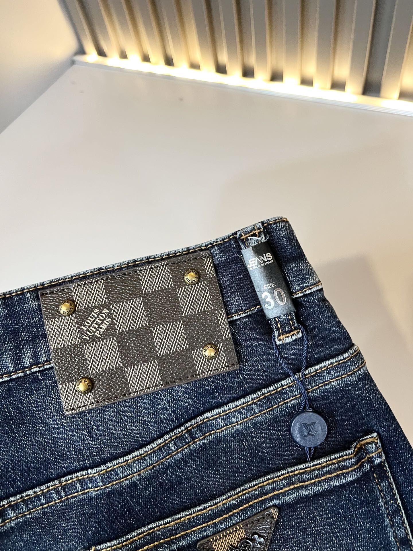 Louis Vuitto*路易*登2025秋冬新款男士经典水洗小直筒牛仔长裤。绝佳的上身性能，百搭之选，