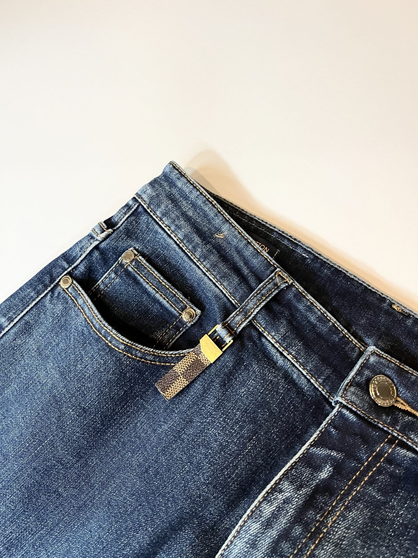 Louis Vuitto*路易*登2025秋冬新款男士经典水洗小直筒牛仔长裤。绝佳的上身性能，百搭之选，