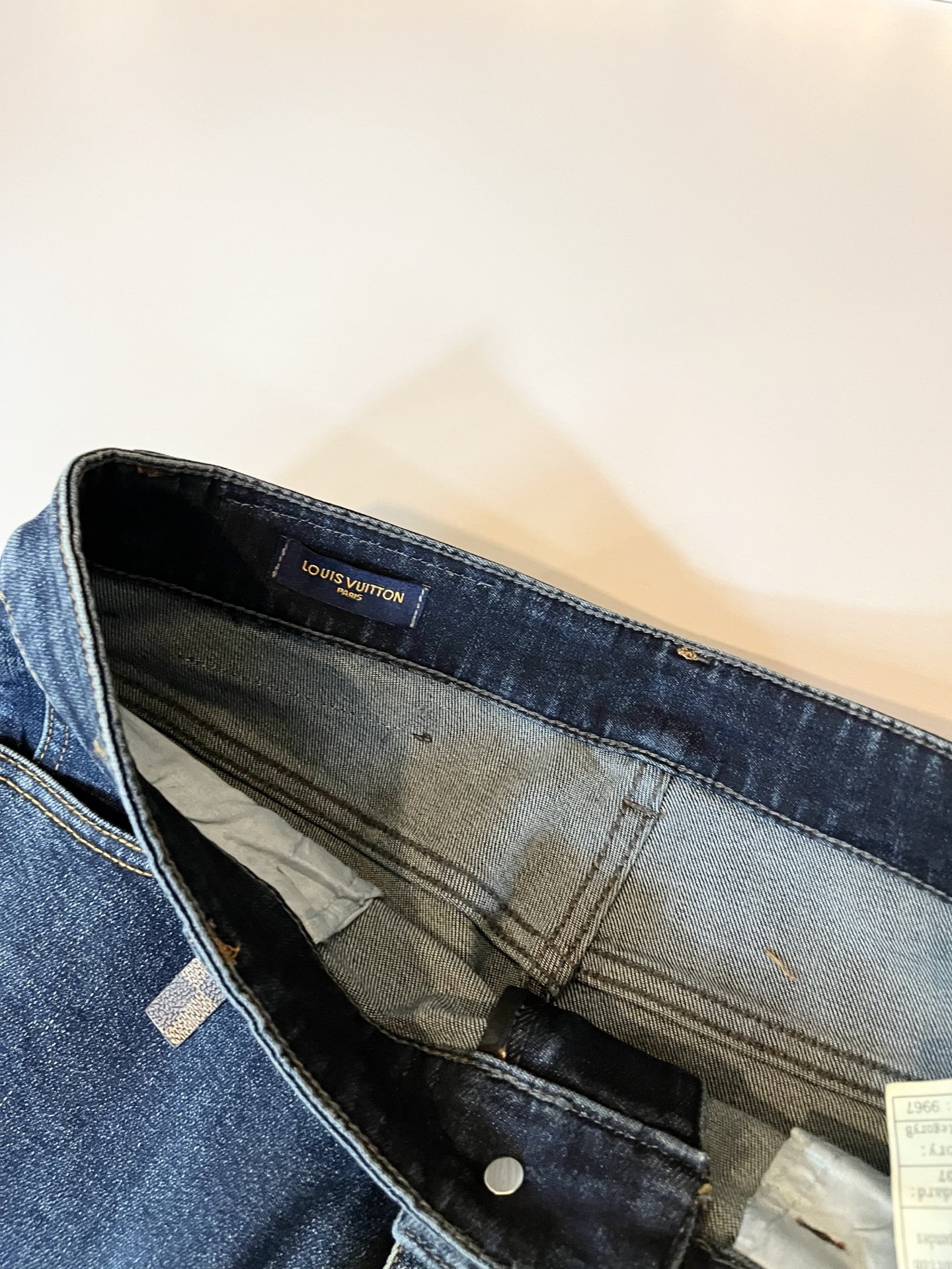 Louis Vuitto*路易*登2025秋冬新款男士经典水洗小直筒牛仔长裤。绝佳的上身性能，百搭之选，