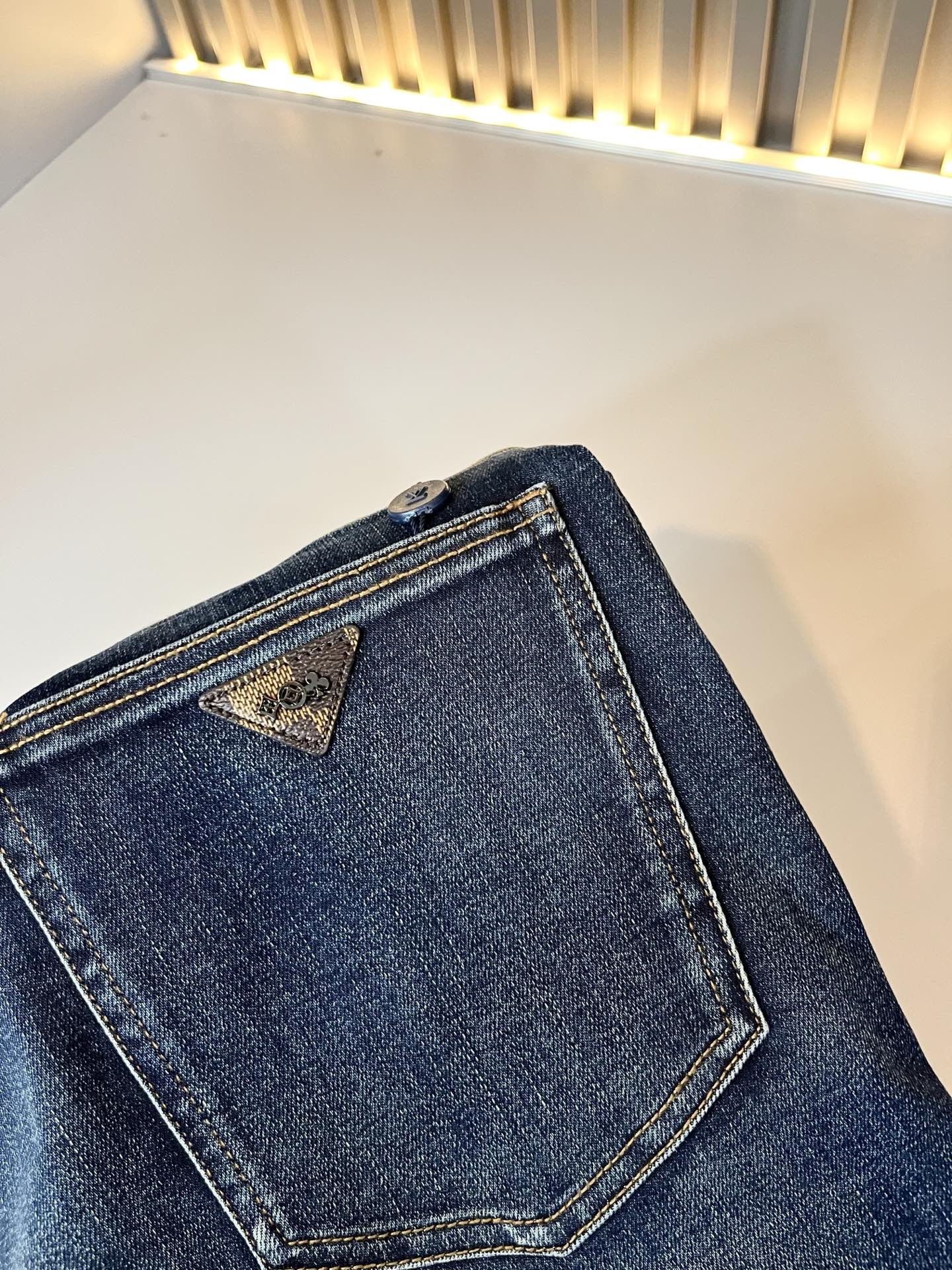 Louis Vuitto*路易*登2025秋冬新款男士经典水洗小直筒牛仔长裤。绝佳的上身性能，百搭之选，