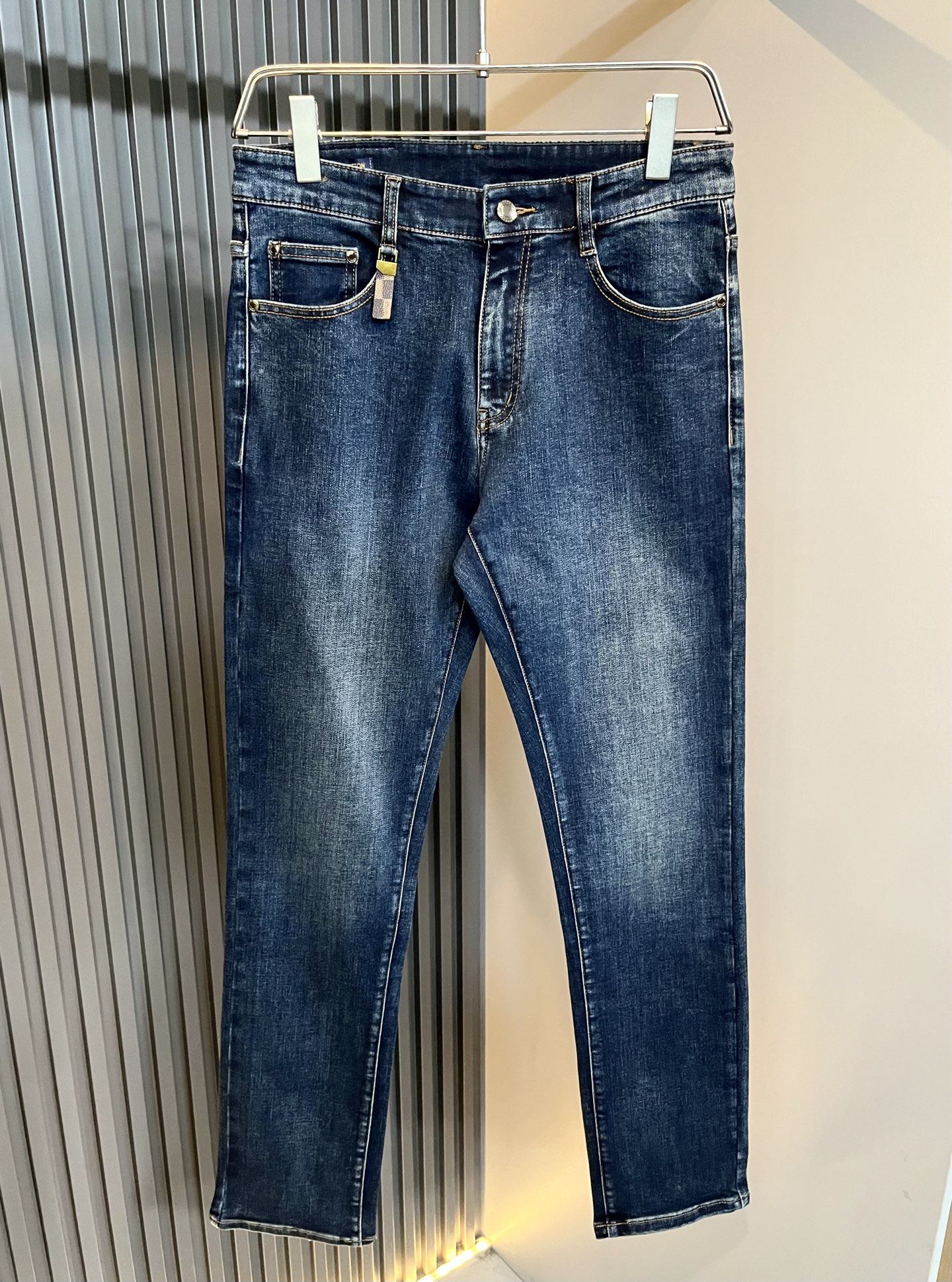 Louis Vuitto*路易*登2025秋冬新款男士经典水洗小直筒牛仔长裤。绝佳的上身性能，百搭之选，