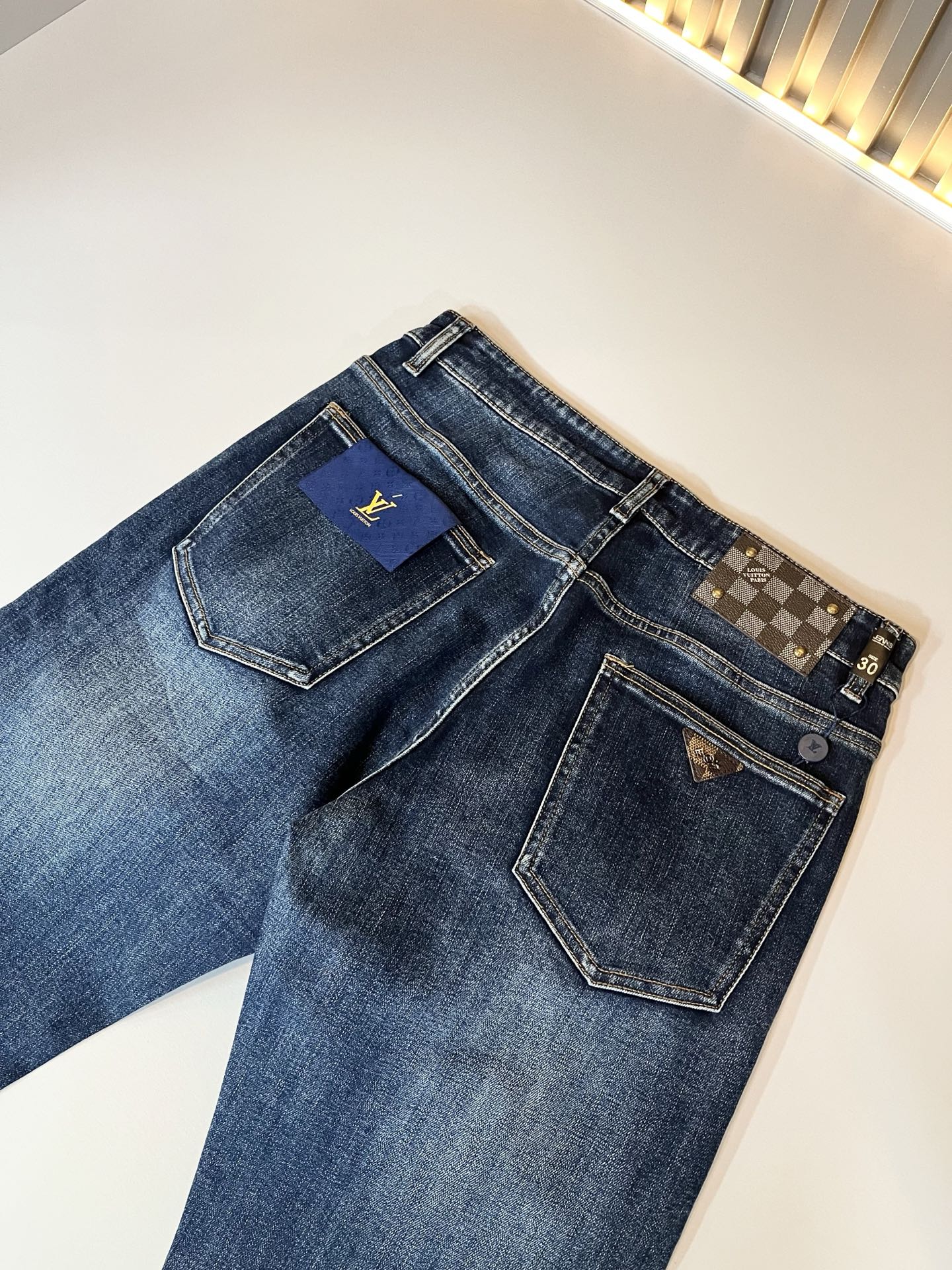 Louis Vuitto*路易*登2025秋冬新款男士经典水洗小直筒牛仔长裤。绝佳的上身性能，百搭之选，