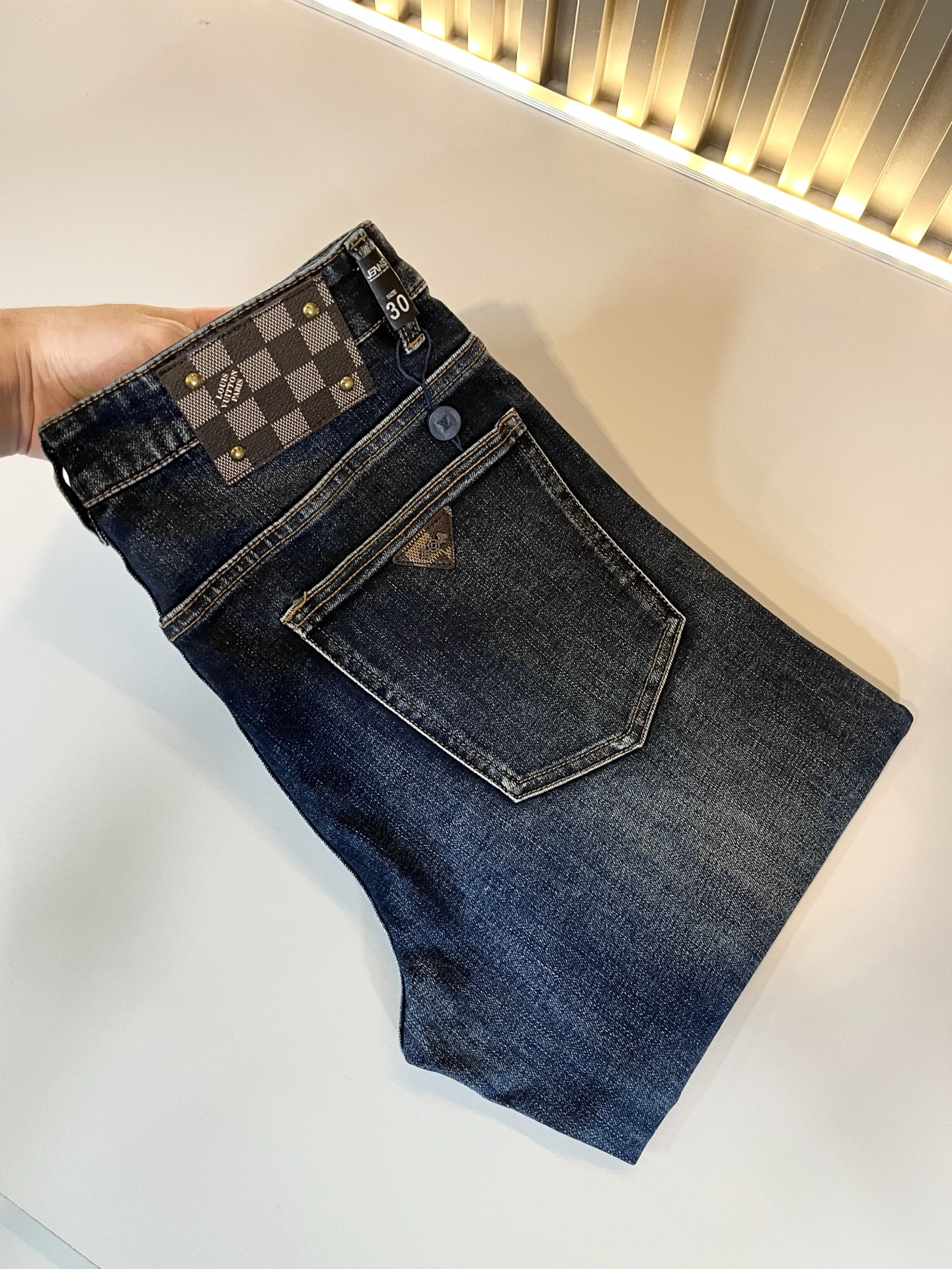 NO:595996,Louis Vuitto* Louis*den's new 2025 autumn and winter men's classic washed small straight denim trousers. Excellent upper body performance, versatile choice, great value for money to share!  !  As a classic combination of men's simple elements, the Luyu Louis classic jeans series has always been a legendary item in the industry and an enduring item. Many men with senior financial strength are guests of the Louis family. Countless big shots have performed it. There is a saying in the fashion circle. It is made of top-quality denim denim fabrics. After being treated with high-end washing technology, it has a sense of class and luxury. Nameplate waist plate hardware logo accessories design!  The fabric is extremely comfortable for the upper body and gives people a full of trendy and fashionable atmosphere. It interprets luxury and trendiness to the extreme. The classic, exquisite and precise straight-cut design has a thickness that can be used across all seasons and is a must-have item!  Size 30 -40,,louis vuitton,louis vuitton,alexander wang19860909Louis Vuitto*路易*登2025秋冬新款男士经典水洗小直筒牛仔长裤.绝佳的上身性能,百搭之选,超值性价比分享！！作为男生简约元素经典搭配,路遇路易经典仔裤系列,这个一直是业内的传奇单品,也是经久不衰的单品,很多具有资深经济实力的男人都是路易家族的座上客,无数的大佬都曾演绎过,时尚圈更是流传这么一句话,顶级丹宁牛仔面料打造而成,经高端水洗工艺处理后,极具档次与奢华感.铭牌腰牌五金logo辅料设计！面料极好上身舒适,给人满满的潮流时髦气息,将奢华与潮流感演绎到了极致,经典精湛精准的直筒版型裁剪设计,厚度更是能横跨四季必入好款！ 尺码30 -40,,louis vuitton,louis vuitton,alexander wang,Men's clothing