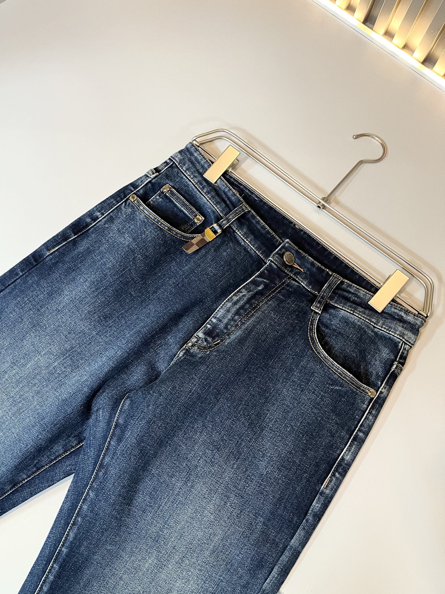 Louis Vuitto*路易*登2025秋冬新款男士经典水洗小直筒牛仔长裤。绝佳的上身性能，百搭之选，