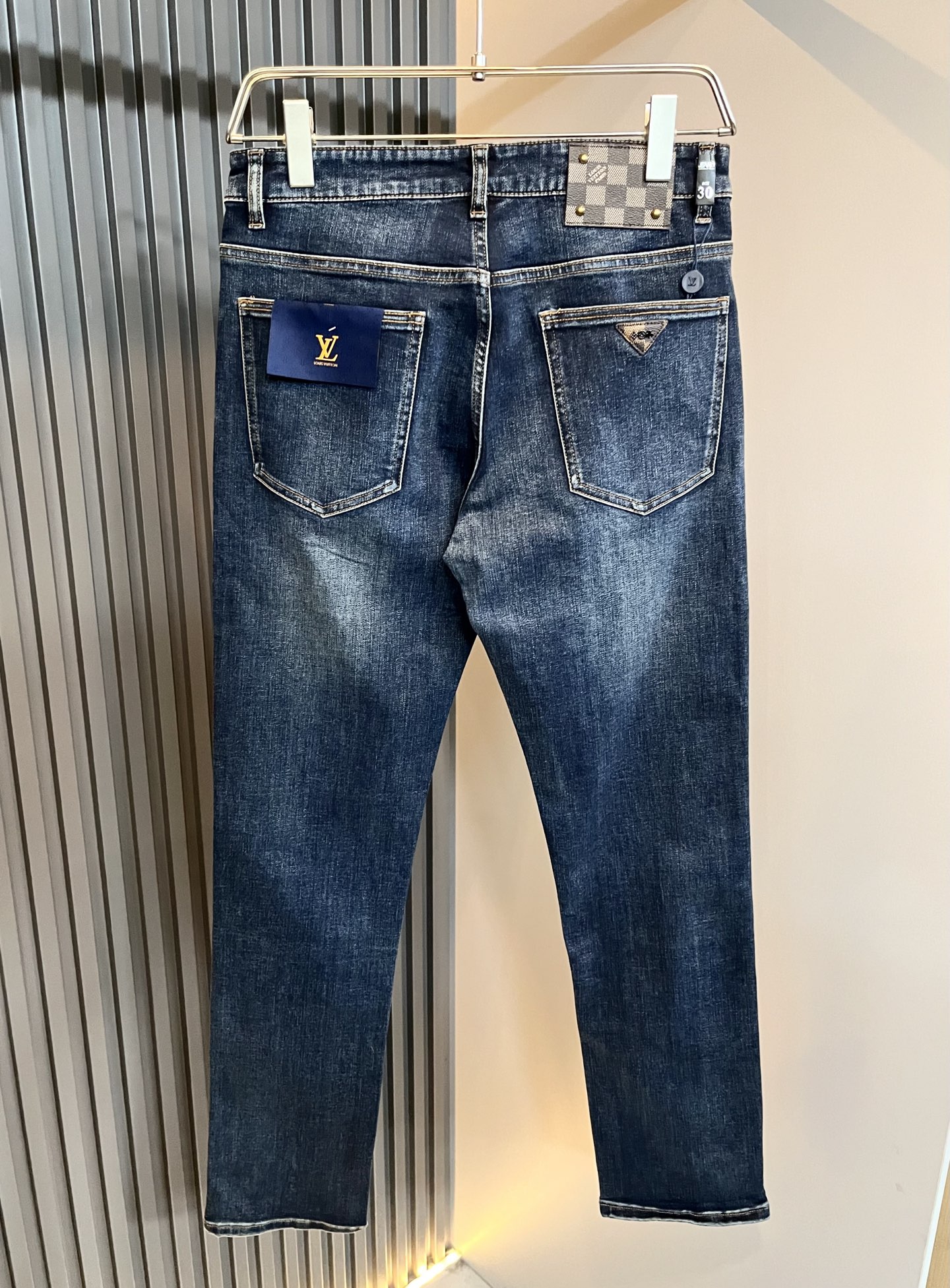 Louis Vuitto*路易*登2025秋冬新款男士经典水洗小直筒牛仔长裤。绝佳的上身性能，百搭之选，