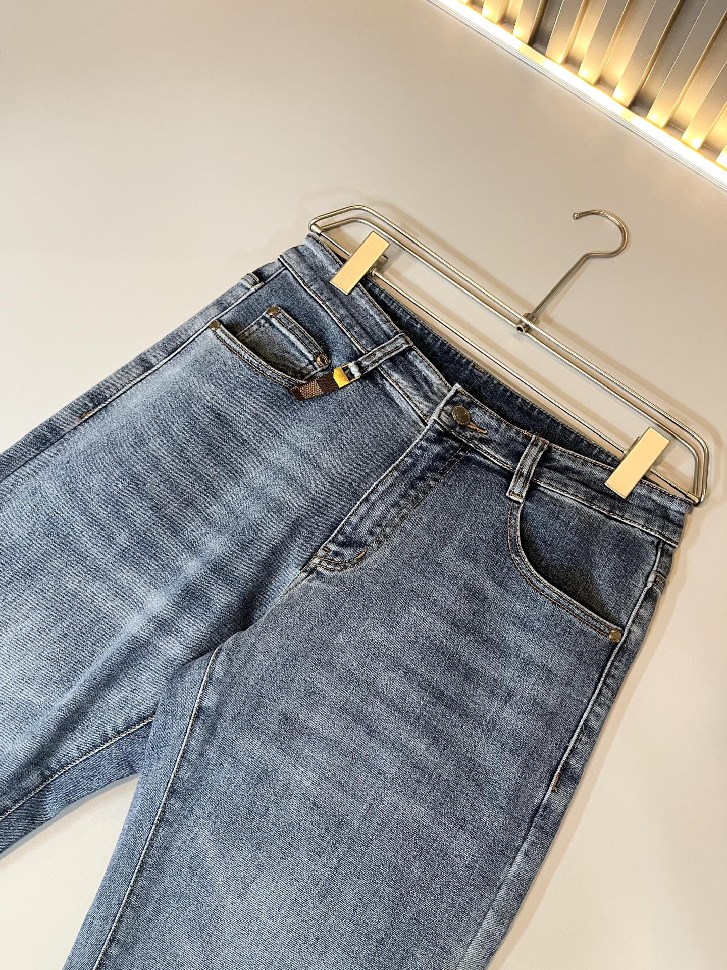 Louis Vuitto*路易*登2025秋冬新款男士经典水洗小直筒牛仔长裤。绝佳的上身性能，百搭之选，