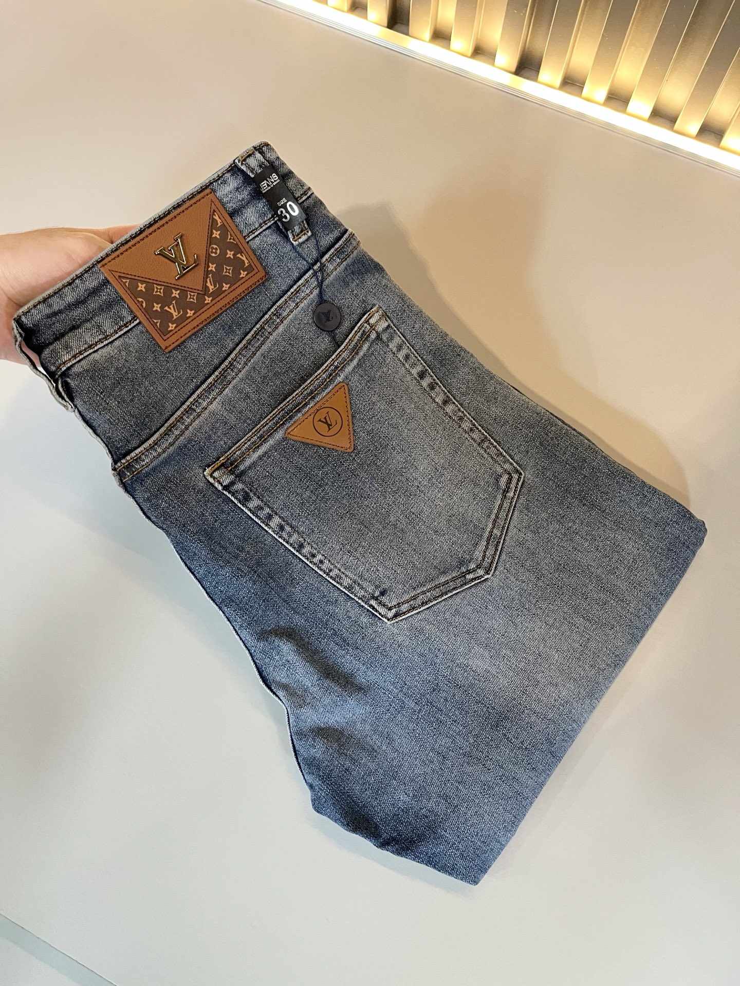 NO:596006,Louis Vuitto* Louis*den's new 2025 autumn and winter men's classic washed small straight denim trousers. Excellent upper body performance, versatile choice, great value for money to share!  !  As a classic combination of men's simple elements, the Luyu Louis classic jeans series has always been a legendary item in the industry and an enduring item. Many men with senior financial strength are guests of the Louis family. Countless big shots have performed it. There is a saying in the fashion circle. It is made of top-quality denim denim fabrics. After being treated with high-end washing technology, it has a sense of class and luxury. Nameplate waist plate hardware logo accessories design!  The fabric is extremely comfortable for the upper body and gives people a full of trendy and fashionable atmosphere. It interprets luxury and trendiness to the extreme. The classic, exquisite and precise straight-cut design has a thickness that can be used across all seasons and is a must-have item!  Size 30 -40,,louis vuitton,louis vuitton,alexander wang19860909Louis Vuitto*路易*登2025秋冬新款男士经典水洗小直筒牛仔长裤.绝佳的上身性能,百搭之选,超值性价比分享！！作为男生简约元素经典搭配,路遇路易经典仔裤系列,这个一直是业内的传奇单品,也是经久不衰的单品,很多具有资深经济实力的男人都是路易家族的座上客,无数的大佬都曾演绎过,时尚圈更是流传这么一句话,顶级丹宁牛仔面料打造而成,经高端水洗工艺处理后,极具档次与奢华感.铭牌腰牌五金logo辅料设计！面料极好上身舒适,给人满满的潮流时髦气息,将奢华与潮流感演绎到了极致,经典精湛精准的直筒版型裁剪设计,厚度更是能横跨四季必入好款！ 尺码30 -40,,louis vuitton,louis vuitton,alexander wang,Men's clothing