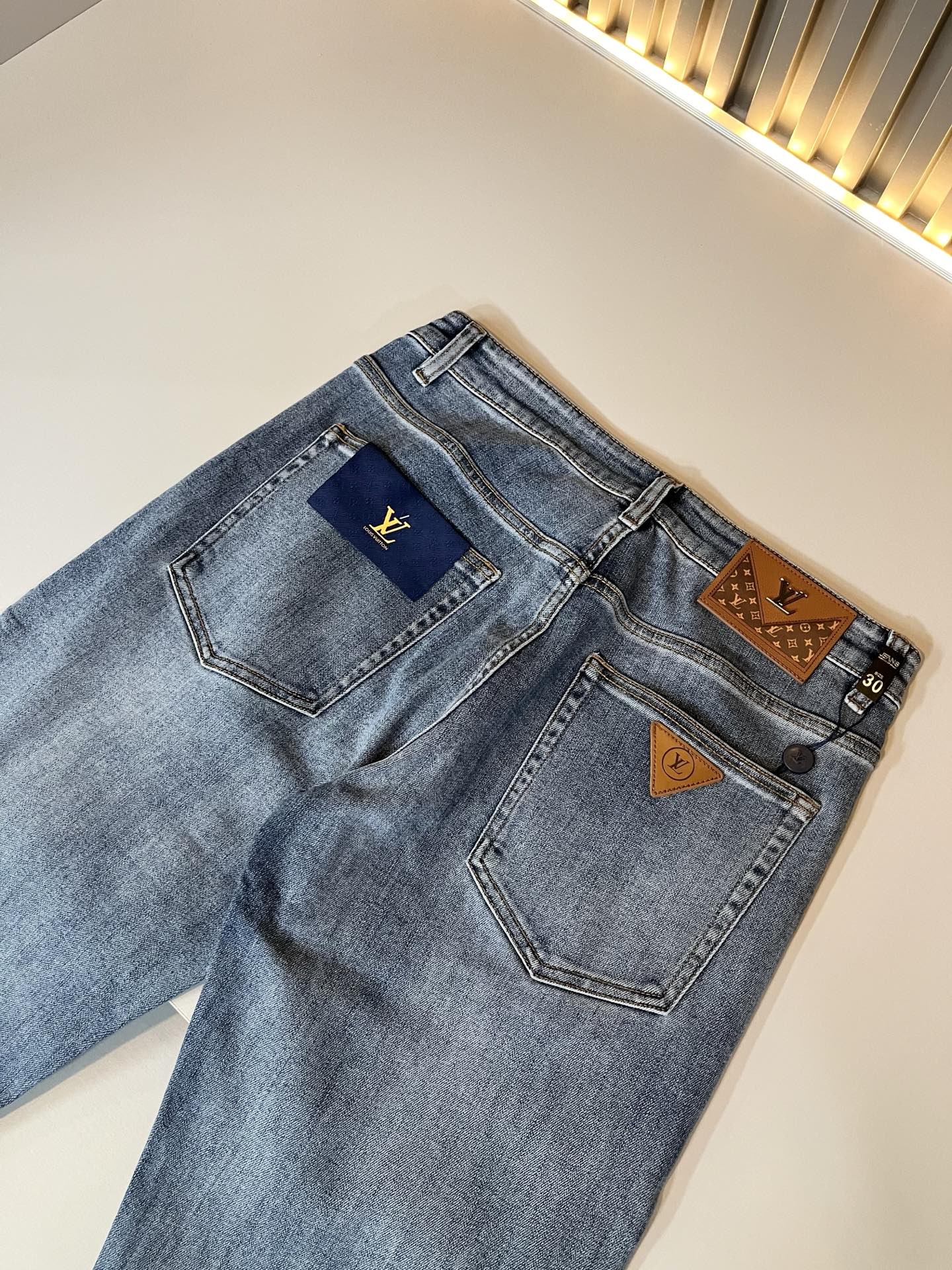 Louis Vuitto*路易*登2025秋冬新款男士经典水洗小直筒牛仔长裤。绝佳的上身性能，百搭之选，