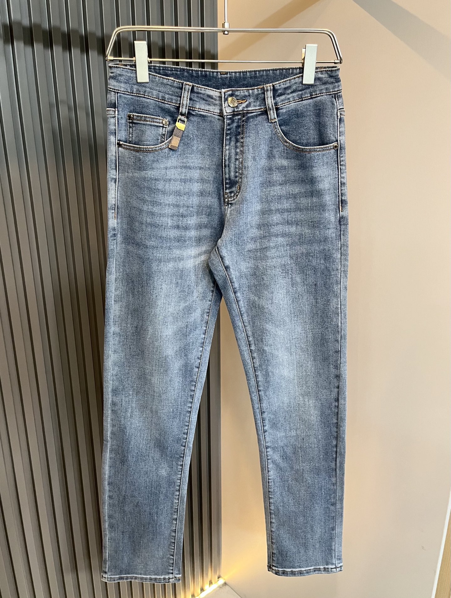 Louis Vuitto*路易*登2025秋冬新款男士经典水洗小直筒牛仔长裤。绝佳的上身性能，百搭之选，