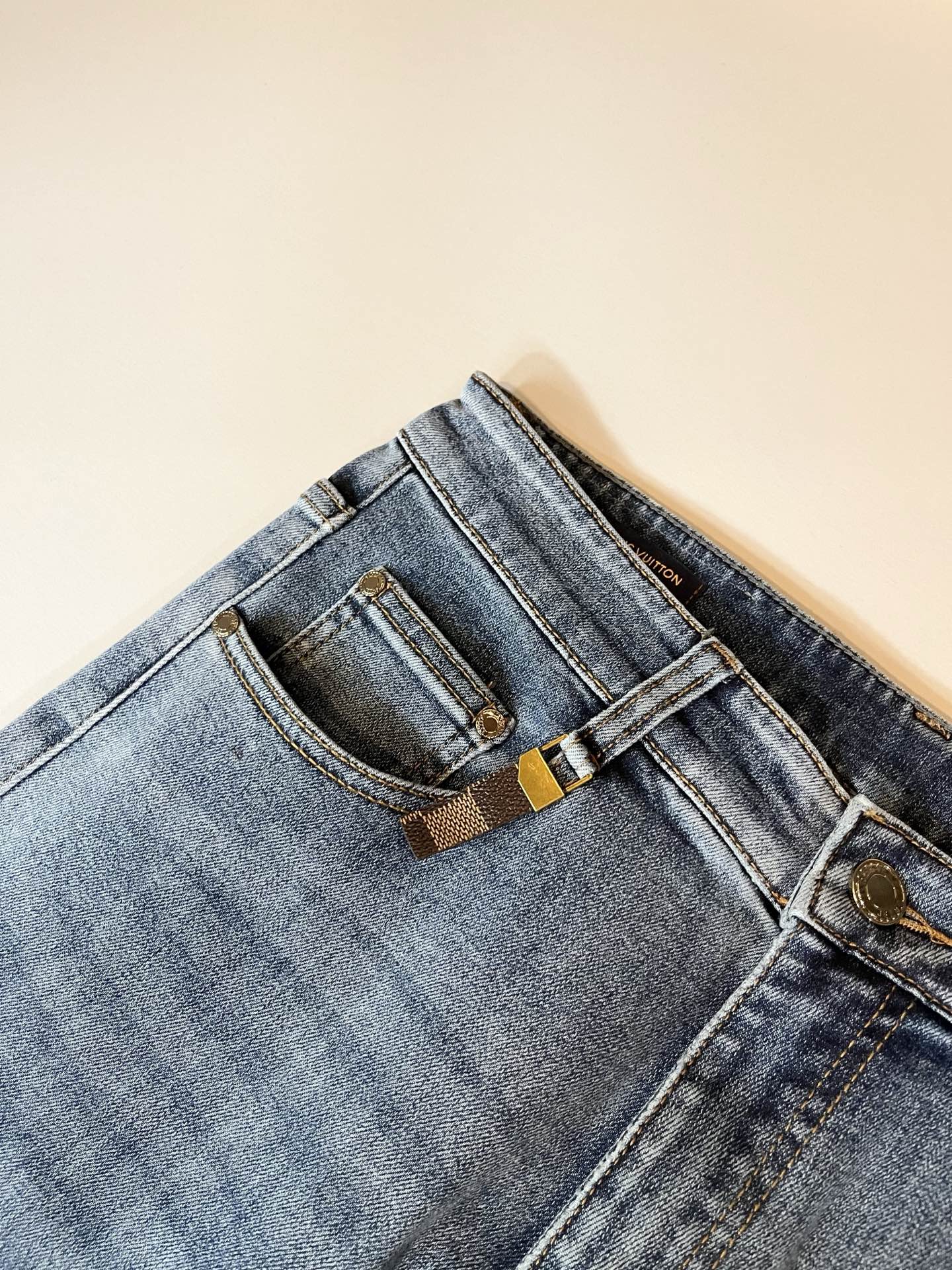 Louis Vuitto*路易*登2025秋冬新款男士经典水洗小直筒牛仔长裤。绝佳的上身性能，百搭之选，