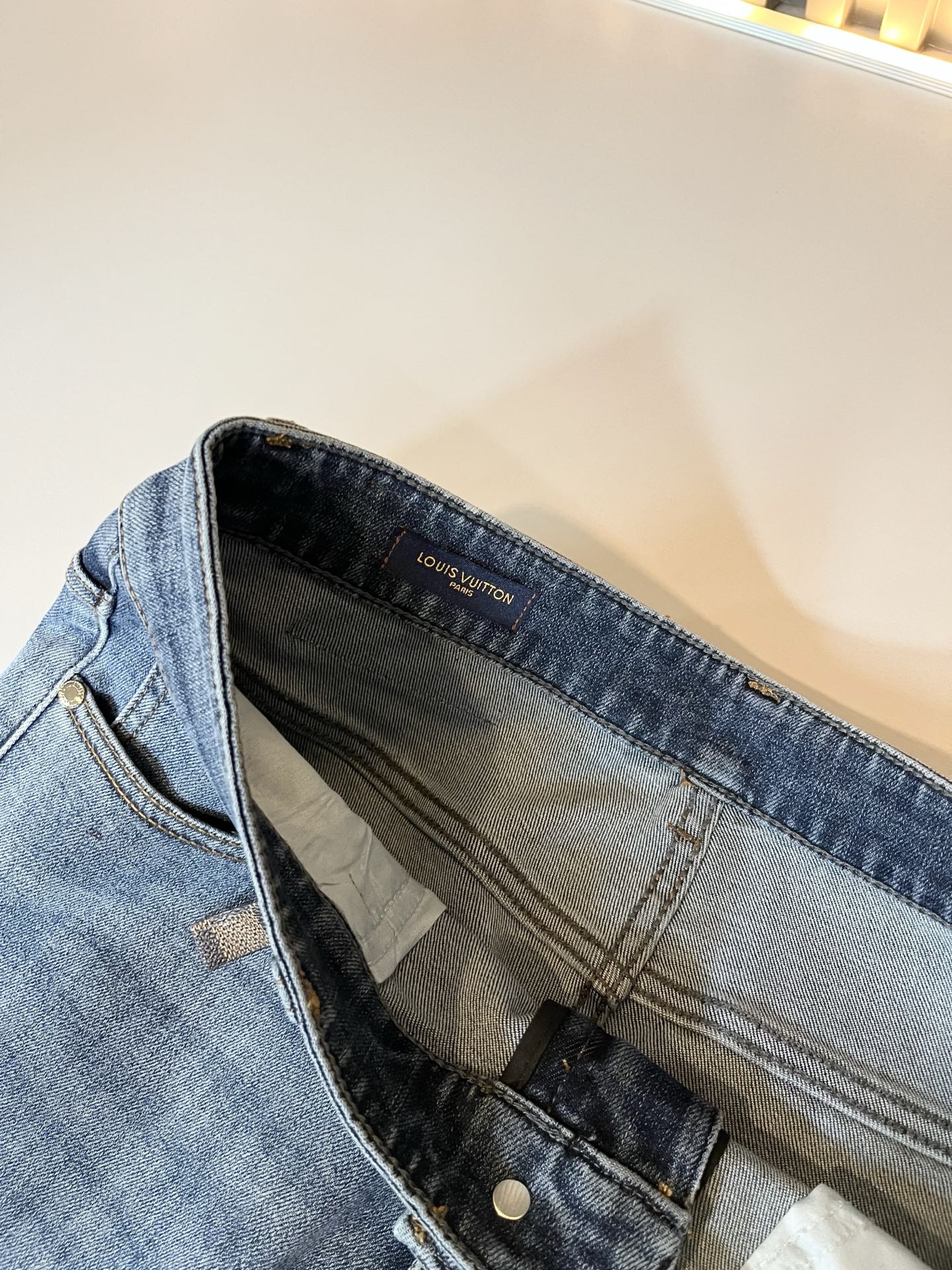 Louis Vuitto*路易*登2025秋冬新款男士经典水洗小直筒牛仔长裤。绝佳的上身性能，百搭之选，